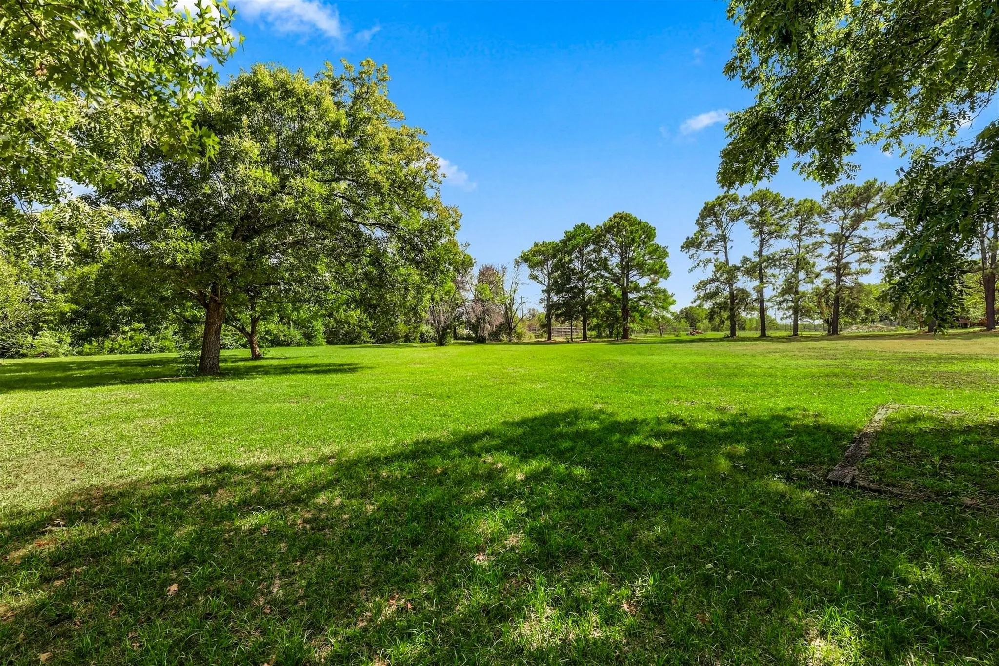 Single Family Residence For Sale in Denton County , 8260 Tudor Lane, Argyle, Texas 76226, 3 Bedroom, 4 Bathroom, 4 Garage spaces, 2,267 Sqft, built in 1976, mls#21410775, Real Estate Agent in Argyle, Homes For Sale in Denton county, Homes For Sale in Argyle, Realtor in Argyle Texas, Real Estate Brokerage Independent Realty Texas, Luminita Cordes Realtor