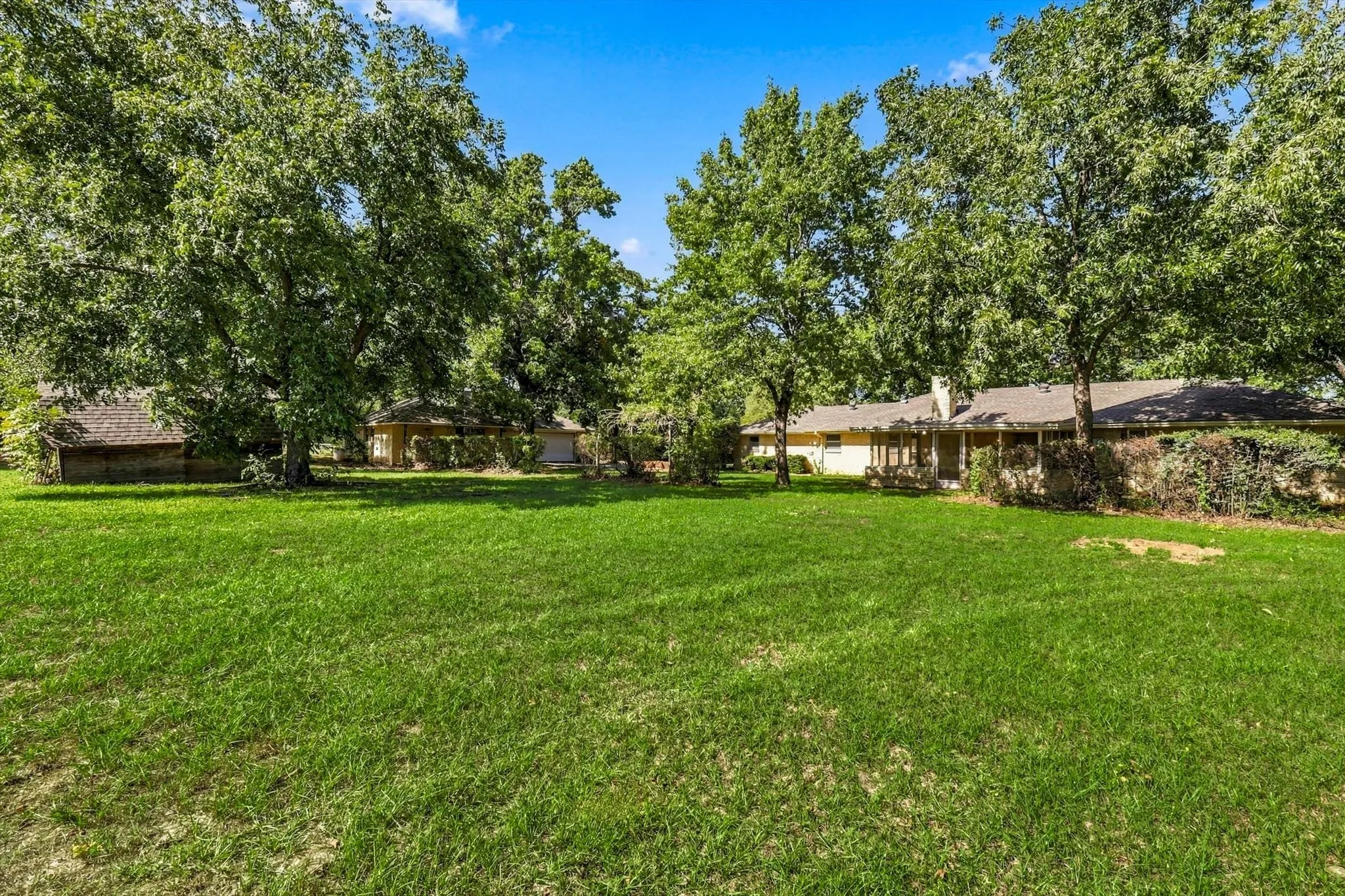 Single Family Residence For Sale in Denton County , 8260 Tudor Lane, Argyle, Texas 76226, 3 Bedroom, 4 Bathroom, 4 Garage spaces, 2,267 Sqft, built in 1976, mls#21410775, Real Estate Agent in Argyle, Homes For Sale in Denton county, Homes For Sale in Argyle, Realtor in Argyle Texas, Real Estate Brokerage Independent Realty Texas, Luminita Cordes Realtor