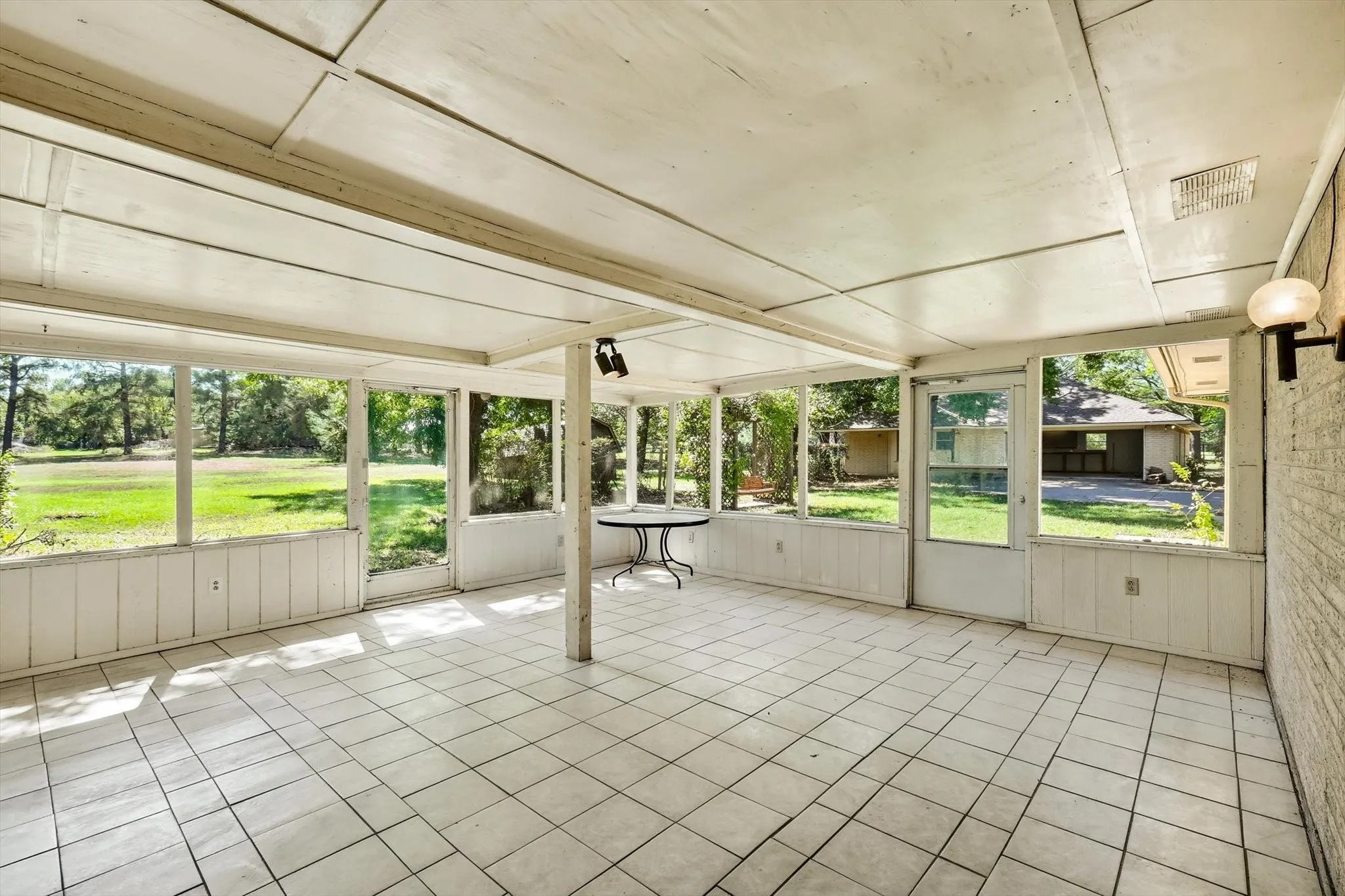 Single Family Residence For Sale in Denton County , 8260 Tudor Lane, Argyle, Texas 76226, 3 Bedroom, 4 Bathroom, 4 Garage spaces, 2,267 Sqft, built in 1976, mls#21410775, Real Estate Agent in Argyle, Homes For Sale in Denton county, Homes For Sale in Argyle, Realtor in Argyle Texas, Real Estate Brokerage Independent Realty Texas, Luminita Cordes Realtor