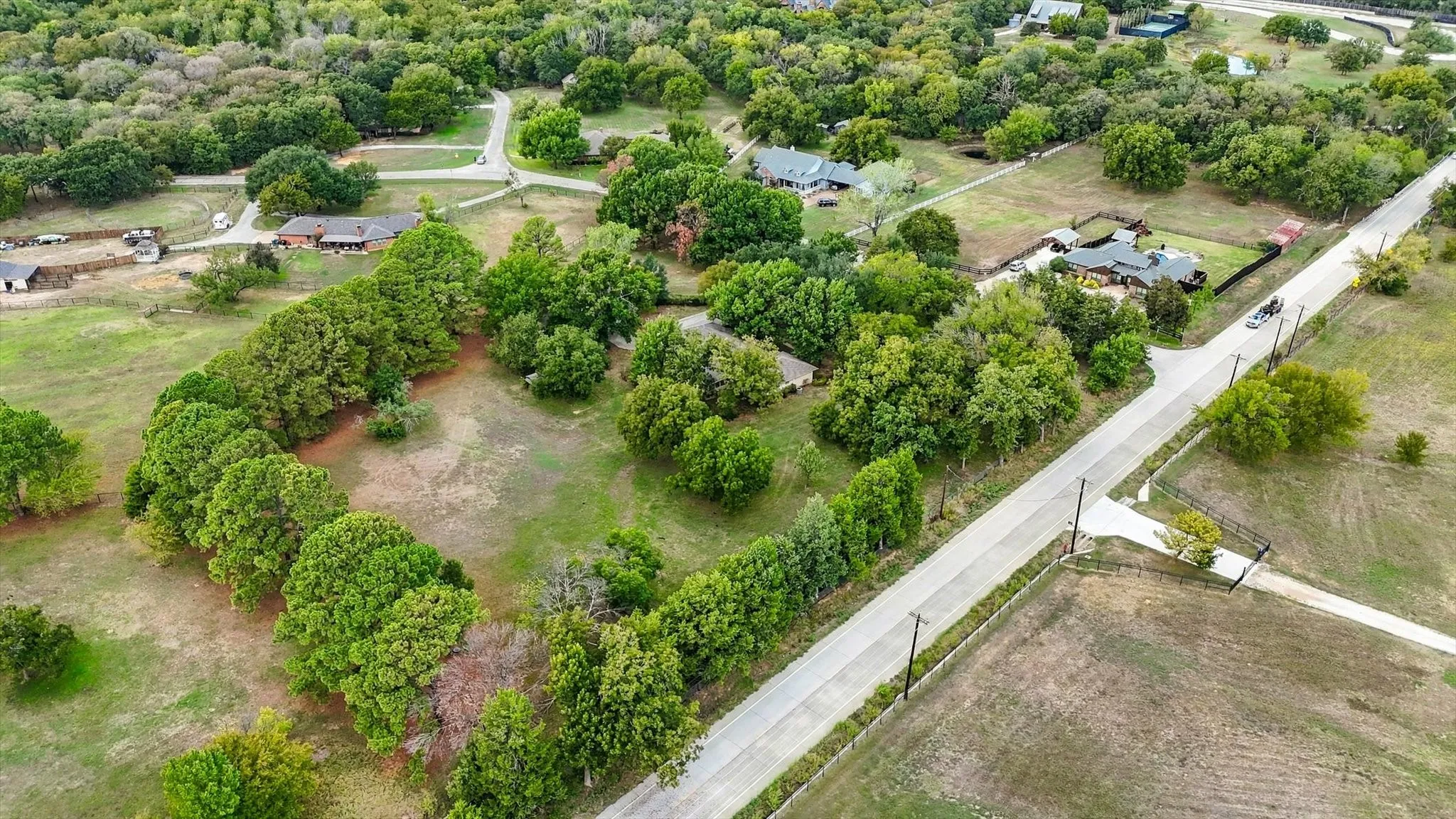 Single Family Residence For Sale in Denton County , 8260 Tudor Lane, Argyle, Texas 76226, 3 Bedroom, 4 Bathroom, 4 Garage spaces, 2,267 Sqft, built in 1976, mls#21410775, Real Estate Agent in Argyle, Homes For Sale in Denton county, Homes For Sale in Argyle, Realtor in Argyle Texas, Real Estate Brokerage Independent Realty Texas, Luminita Cordes Realtor