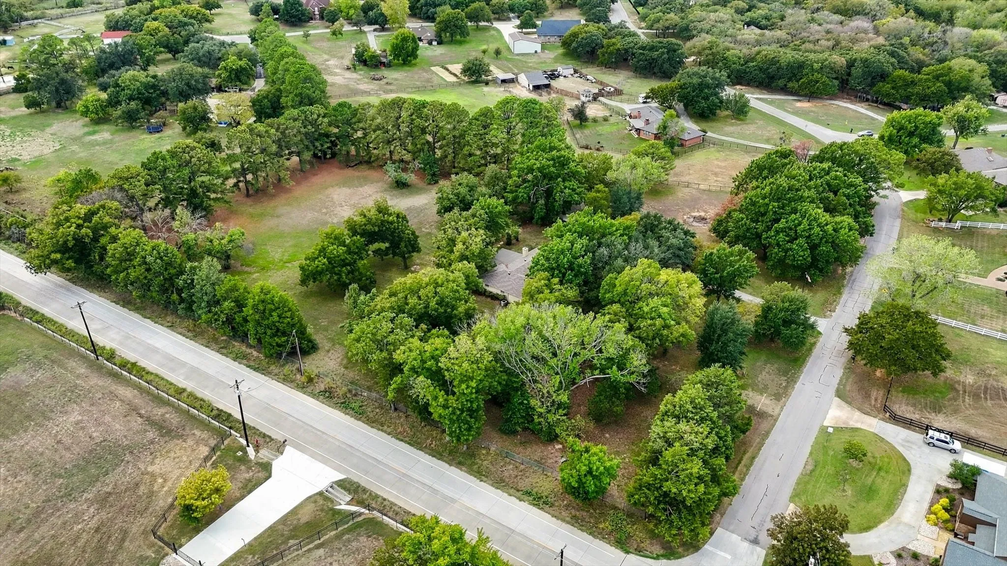 Single Family Residence For Sale in Denton County , 8260 Tudor Lane, Argyle, Texas 76226, 3 Bedroom, 4 Bathroom, 4 Garage spaces, 2,267 Sqft, built in 1976, mls#21410775, Real Estate Agent in Argyle, Homes For Sale in Denton county, Homes For Sale in Argyle, Realtor in Argyle Texas, Real Estate Brokerage Independent Realty Texas, Luminita Cordes Realtor