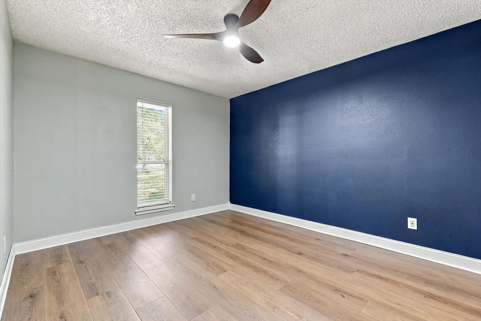 Single Family Residence For Sale in Denton County , 8260 Tudor Lane, Argyle, Texas 76226, 3 Bedroom, 4 Bathroom, 4 Garage spaces, 2,267 Sqft, built in 1976, mls#21410775, Real Estate Agent in Argyle, Homes For Sale in Denton county, Homes For Sale in Argyle, Realtor in Argyle Texas, Real Estate Brokerage Independent Realty Texas, Luminita Cordes Realtor