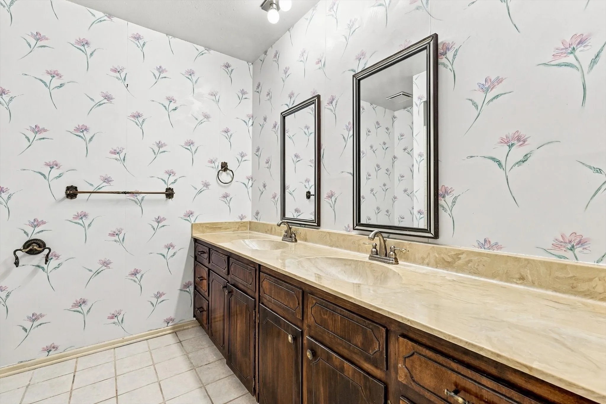 Single Family Residence For Sale in Denton County , 8260 Tudor Lane, Argyle, Texas 76226, 3 Bedroom, 4 Bathroom, 4 Garage spaces, 2,267 Sqft, built in 1976, mls#21410775, Real Estate Agent in Argyle, Homes For Sale in Denton county, Homes For Sale in Argyle, Realtor in Argyle Texas, Real Estate Brokerage Independent Realty Texas, Luminita Cordes Realtor
