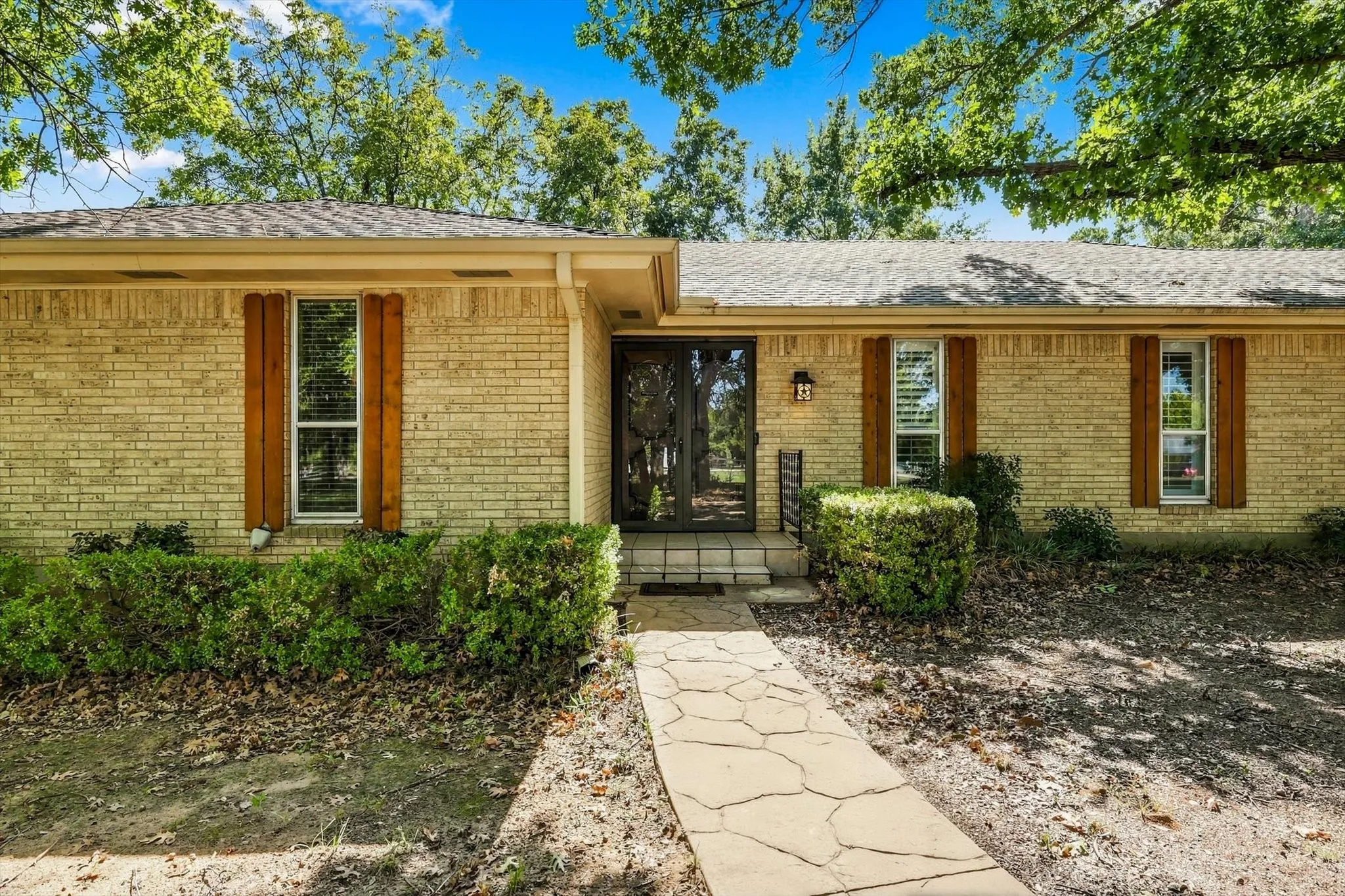 Single Family Residence For Sale in Denton County , 8260 Tudor Lane, Argyle, Texas 76226, 3 Bedroom, 4 Bathroom, 4 Garage spaces, 2,267 Sqft, built in 1976, mls#21410775, Real Estate Agent in Argyle, Homes For Sale in Denton county, Homes For Sale in Argyle, Realtor in Argyle Texas, Real Estate Brokerage Independent Realty Texas, Luminita Cordes Realtor