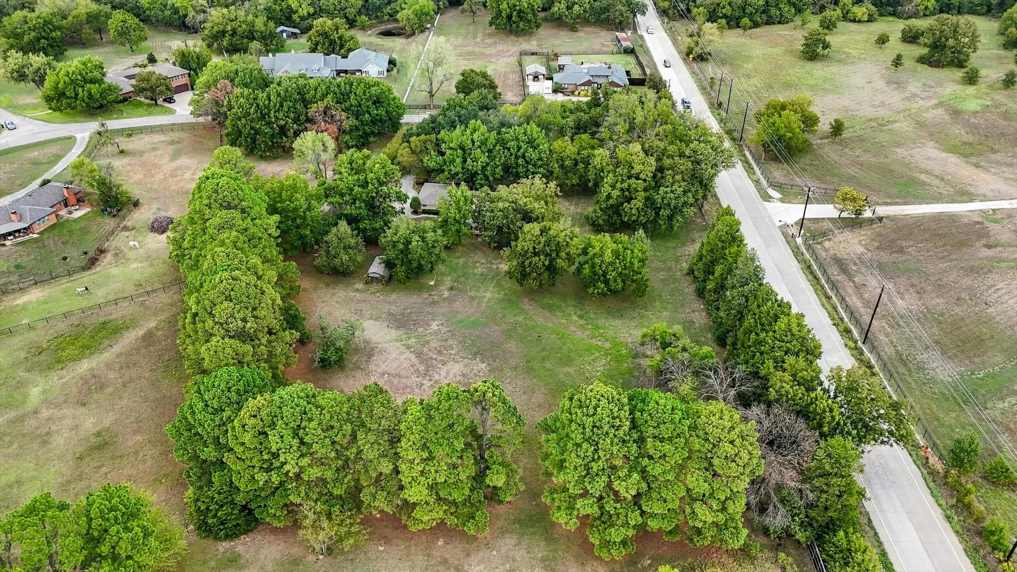 Single Family Residence For Sale in Denton County , 8260 Tudor Lane, Argyle, Texas 76226, 3 Bedroom, 4 Bathroom, 4 Garage spaces, 2,267 Sqft, built in 1976, mls#21410775, Real Estate Agent in Argyle, Homes For Sale in Denton county, Homes For Sale in Argyle, Realtor in Argyle Texas, Real Estate Brokerage Independent Realty Texas, Luminita Cordes Realtor