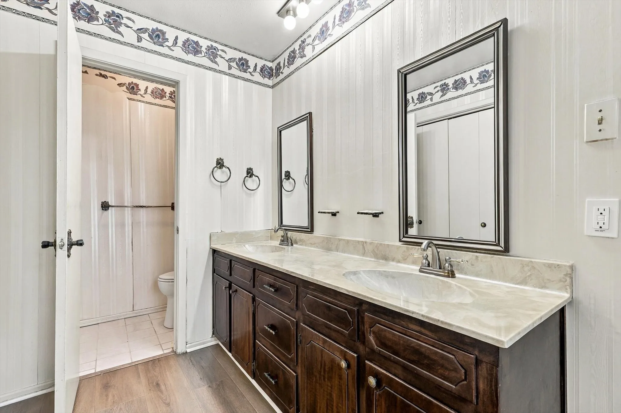 Single Family Residence For Sale in Denton County , 8260 Tudor Lane, Argyle, Texas 76226, 3 Bedroom, 4 Bathroom, 4 Garage spaces, 2,267 Sqft, built in 1976, mls#21410775, Real Estate Agent in Argyle, Homes For Sale in Denton county, Homes For Sale in Argyle, Realtor in Argyle Texas, Real Estate Brokerage Independent Realty Texas, Luminita Cordes Realtor