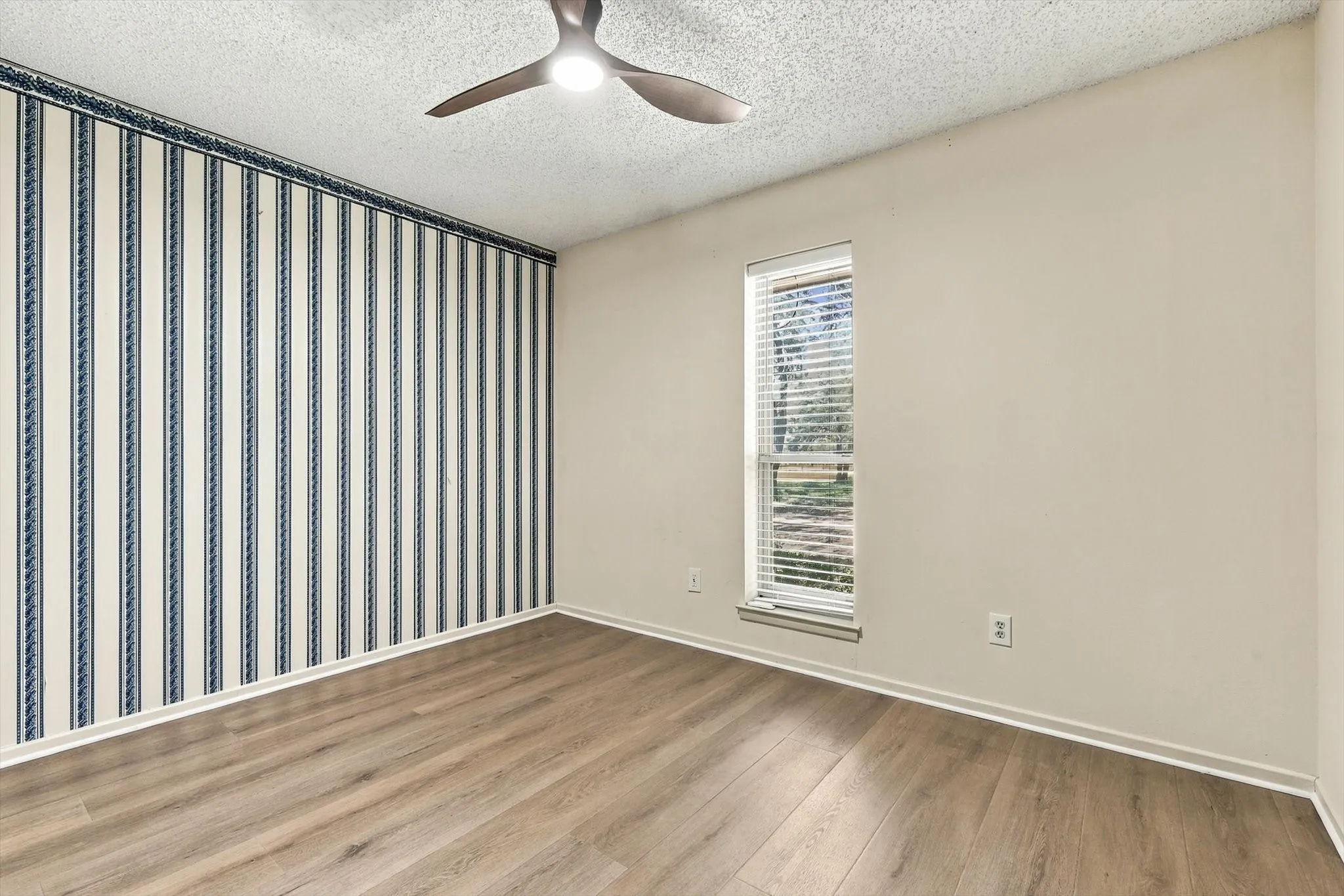 Single Family Residence For Sale in Denton County , 8260 Tudor Lane, Argyle, Texas 76226, 3 Bedroom, 4 Bathroom, 4 Garage spaces, 2,267 Sqft, built in 1976, mls#21410775, Real Estate Agent in Argyle, Homes For Sale in Denton county, Homes For Sale in Argyle, Realtor in Argyle Texas, Real Estate Brokerage Independent Realty Texas, Luminita Cordes Realtor