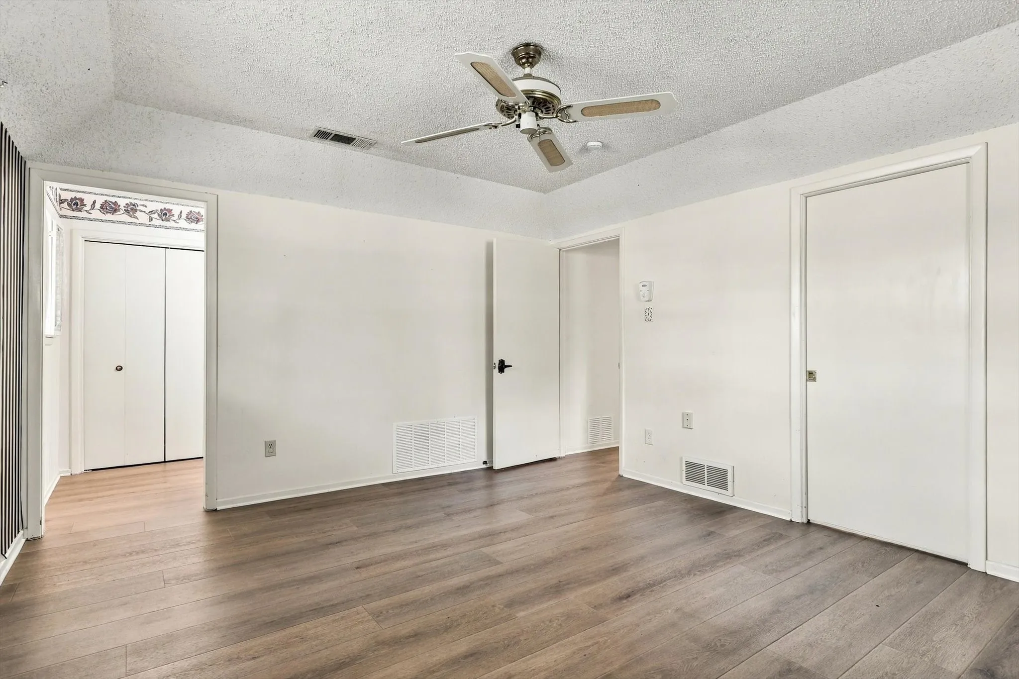 Single Family Residence For Sale in Denton County , 8260 Tudor Lane, Argyle, Texas 76226, 3 Bedroom, 4 Bathroom, 4 Garage spaces, 2,267 Sqft, built in 1976, mls#21410775, Real Estate Agent in Argyle, Homes For Sale in Denton county, Homes For Sale in Argyle, Realtor in Argyle Texas, Real Estate Brokerage Independent Realty Texas, Luminita Cordes Realtor