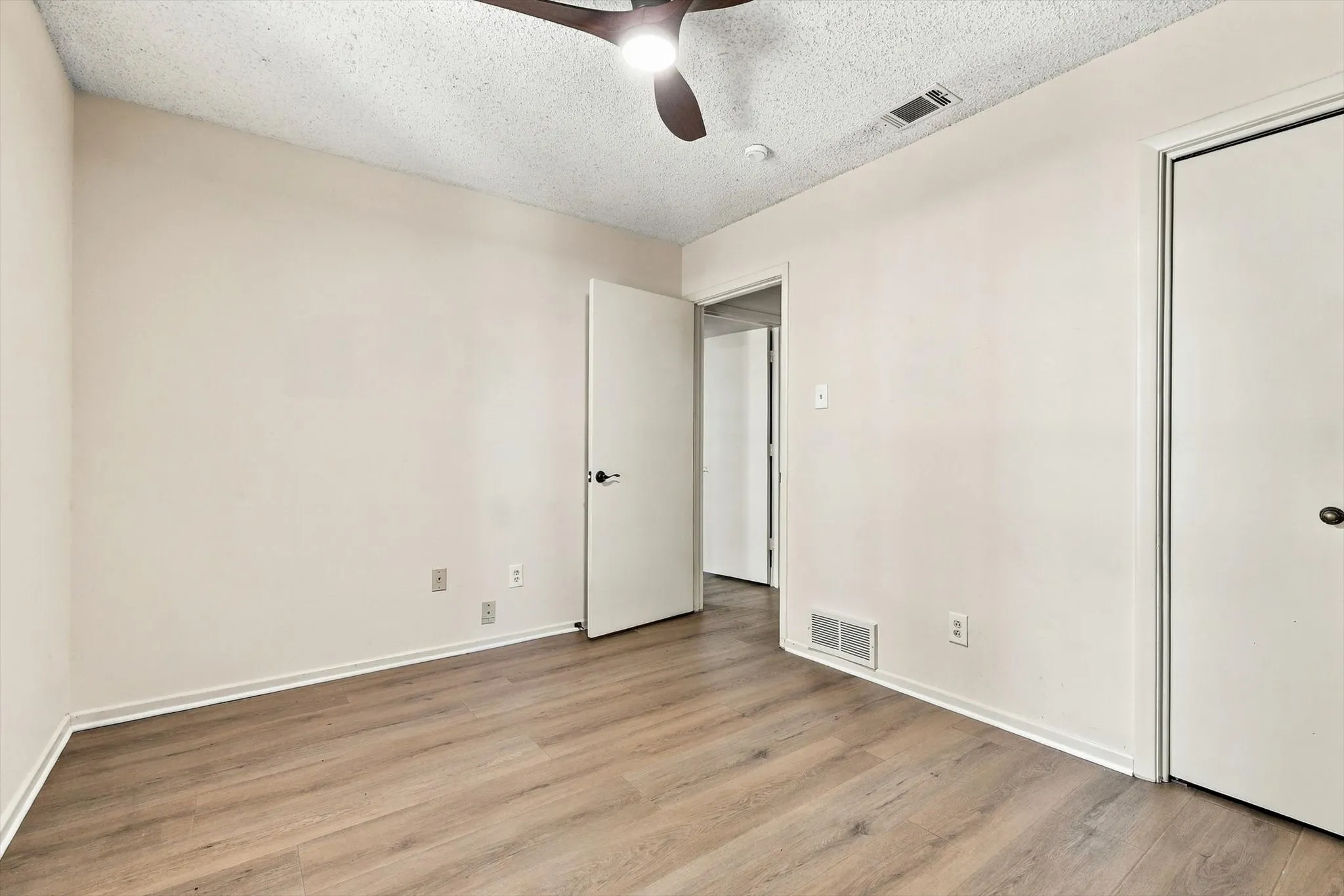 Single Family Residence For Sale in Denton County , 8260 Tudor Lane, Argyle, Texas 76226, 3 Bedroom, 4 Bathroom, 4 Garage spaces, 2,267 Sqft, built in 1976, mls#21410775, Real Estate Agent in Argyle, Homes For Sale in Denton county, Homes For Sale in Argyle, Realtor in Argyle Texas, Real Estate Brokerage Independent Realty Texas, Luminita Cordes Realtor
