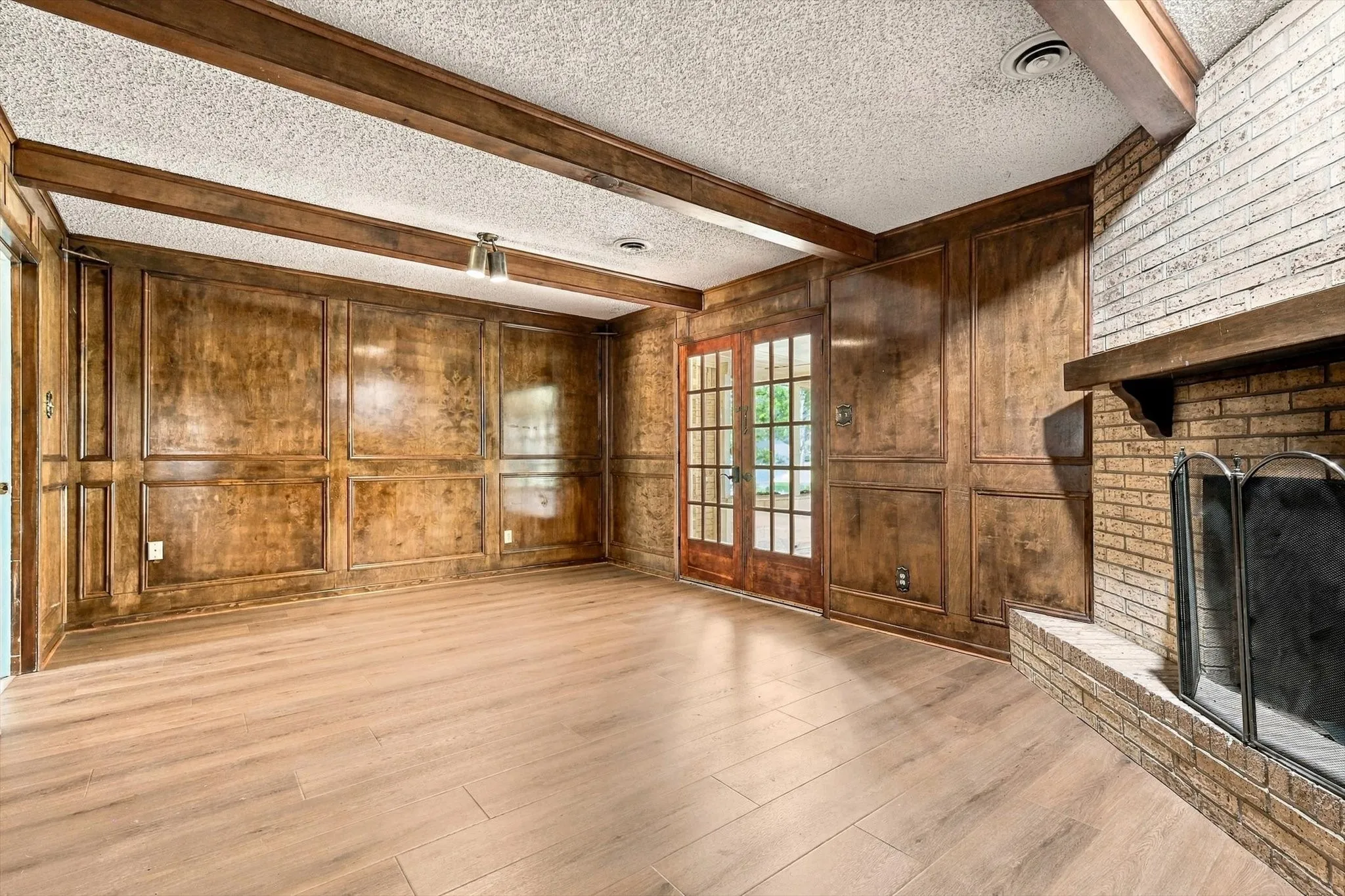 Single Family Residence For Sale in Denton County , 8260 Tudor Lane, Argyle, Texas 76226, 3 Bedroom, 4 Bathroom, 4 Garage spaces, 2,267 Sqft, built in 1976, mls#21410775, Real Estate Agent in Argyle, Homes For Sale in Denton county, Homes For Sale in Argyle, Realtor in Argyle Texas, Real Estate Brokerage Independent Realty Texas, Luminita Cordes Realtor