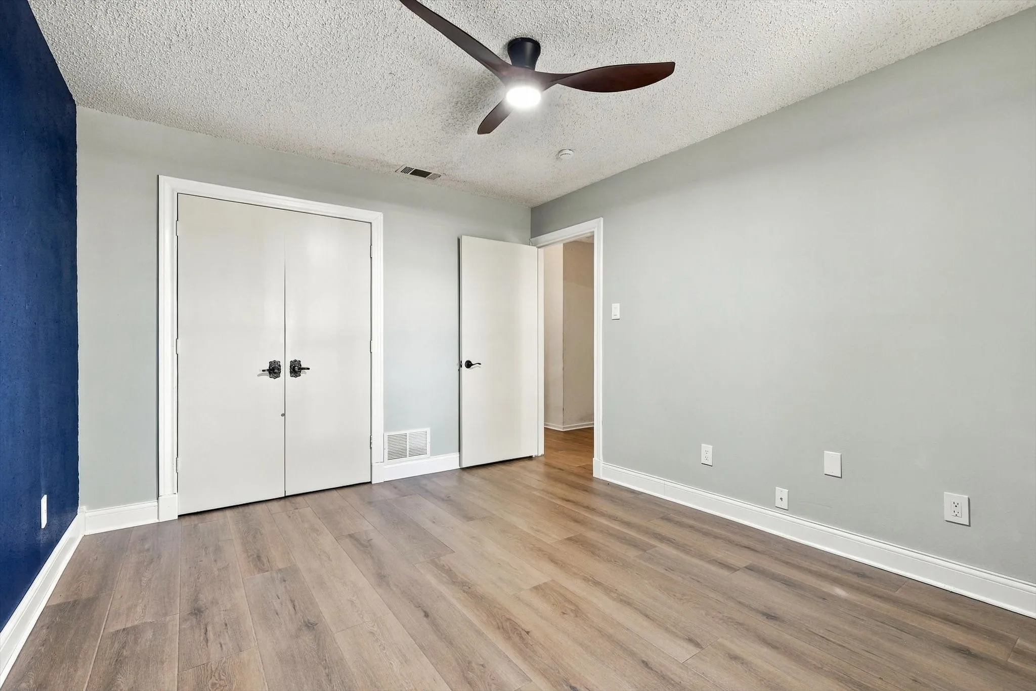Single Family Residence For Sale in Denton County , 8260 Tudor Lane, Argyle, Texas 76226, 3 Bedroom, 4 Bathroom, 4 Garage spaces, 2,267 Sqft, built in 1976, mls#21410775, Real Estate Agent in Argyle, Homes For Sale in Denton county, Homes For Sale in Argyle, Realtor in Argyle Texas, Real Estate Brokerage Independent Realty Texas, Luminita Cordes Realtor