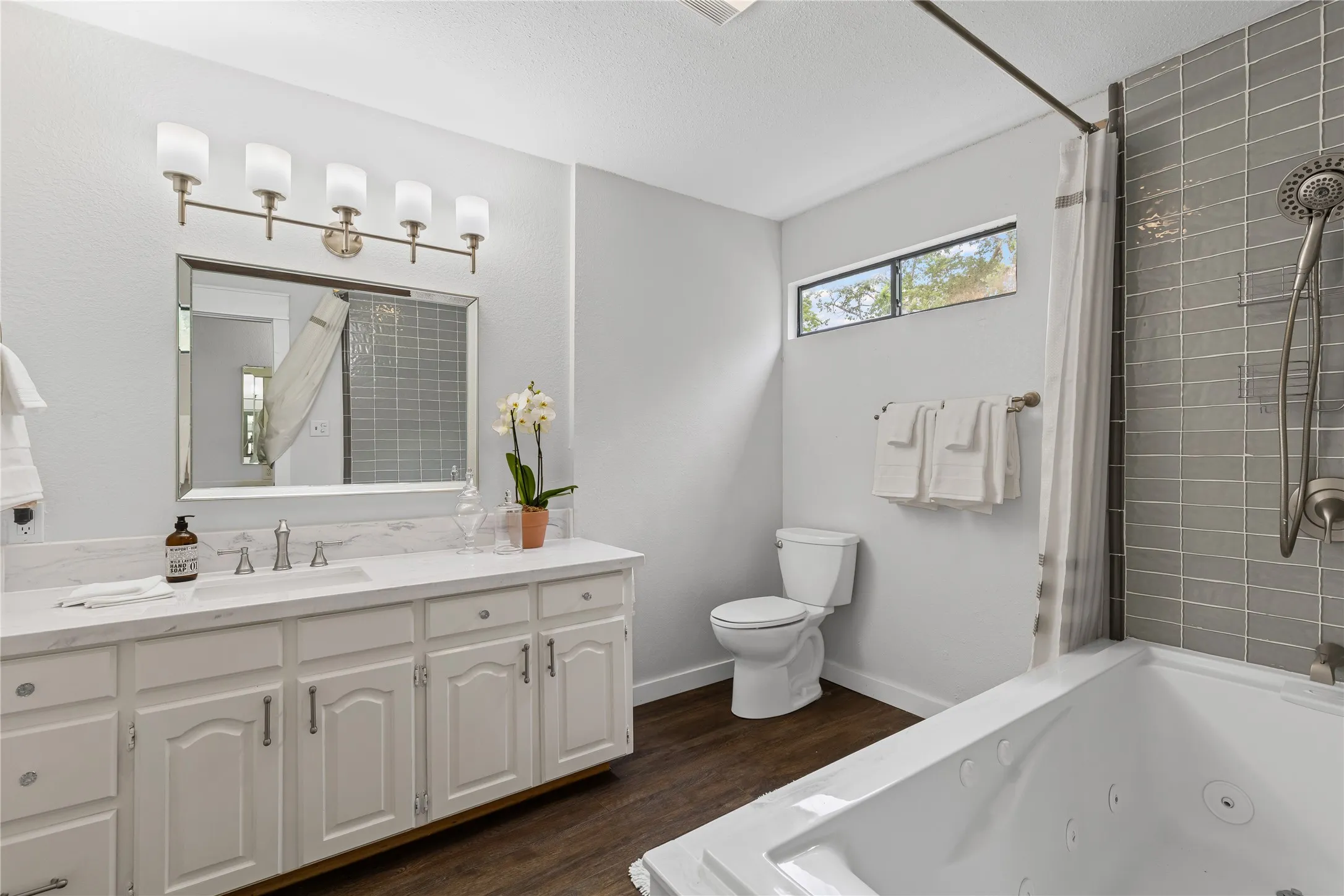 Single Family Residence For Sale in Tarrant County , 9501 Confederate Park Road, Lakeside, Texas 76135, 4 Bedroom, 5 Bathroom, 2 Garage spaces, 5,199 Sqft, built in 1984, mls#21412525, Real Estate Agent in Lakeside, Homes For Sale in Tarrant county, Homes For Sale in Lakeside, Realtor in Lakeside Texas, Real Estate Brokerage Independent Realty Texas, Luminita Cordes Realtor