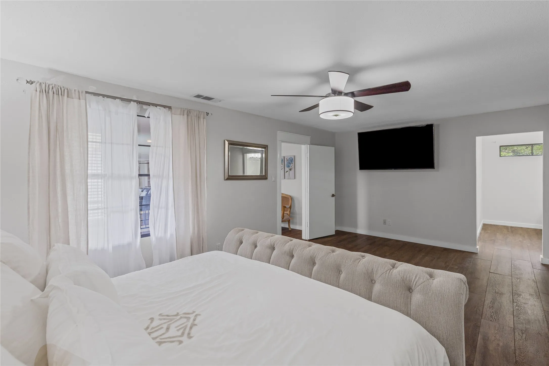 Single Family Residence For Sale in Tarrant County , 9501 Confederate Park Road, Lakeside, Texas 76135, 4 Bedroom, 5 Bathroom, 2 Garage spaces, 5,199 Sqft, built in 1984, mls#21412525, Real Estate Agent in Lakeside, Homes For Sale in Tarrant county, Homes For Sale in Lakeside, Realtor in Lakeside Texas, Real Estate Brokerage Independent Realty Texas, Luminita Cordes Realtor