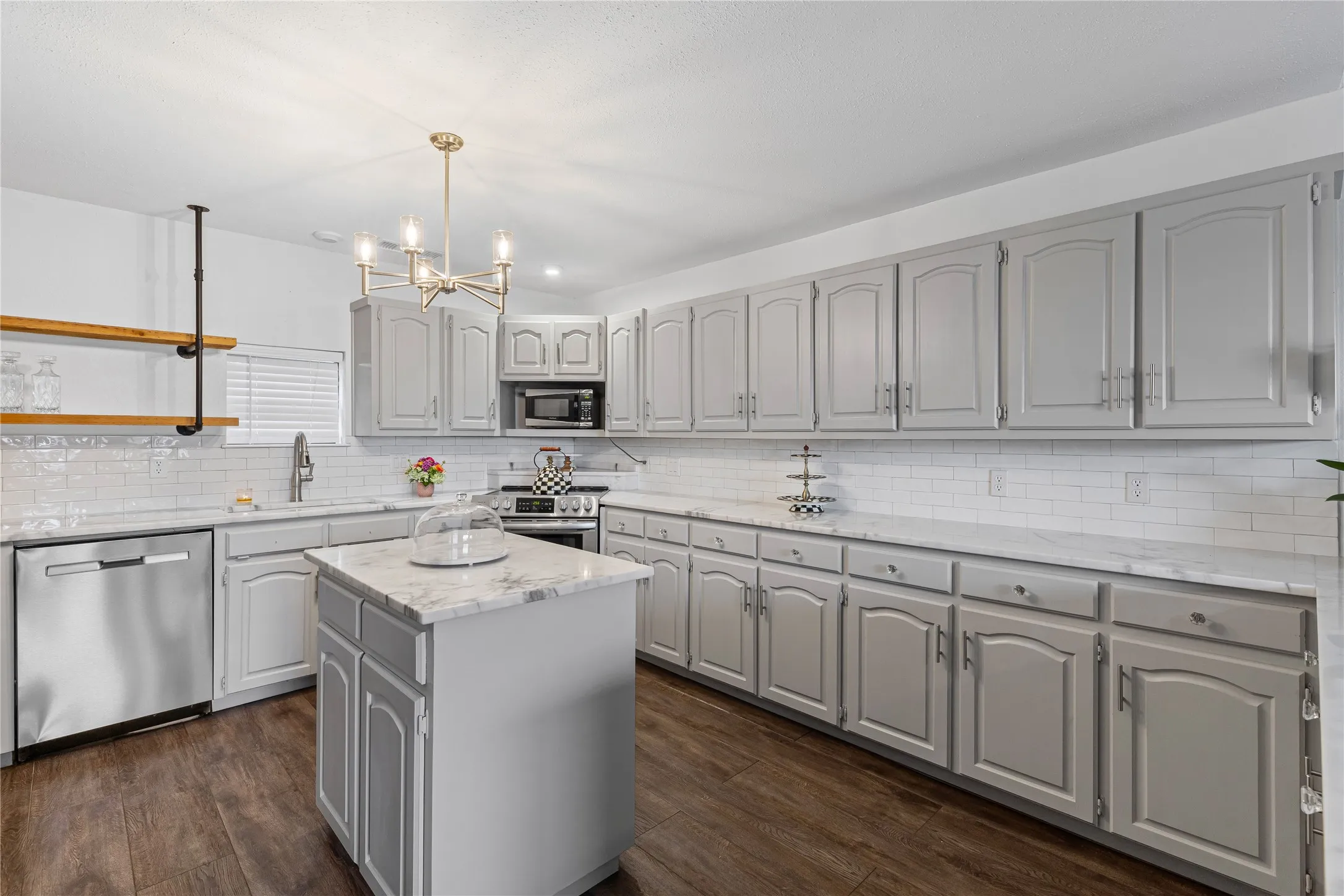 Single Family Residence For Sale in Tarrant County , 9501 Confederate Park Road, Lakeside, Texas 76135, 4 Bedroom, 5 Bathroom, 2 Garage spaces, 5,199 Sqft, built in 1984, mls#21412525, Real Estate Agent in Lakeside, Homes For Sale in Tarrant county, Homes For Sale in Lakeside, Realtor in Lakeside Texas, Real Estate Brokerage Independent Realty Texas, Luminita Cordes Realtor