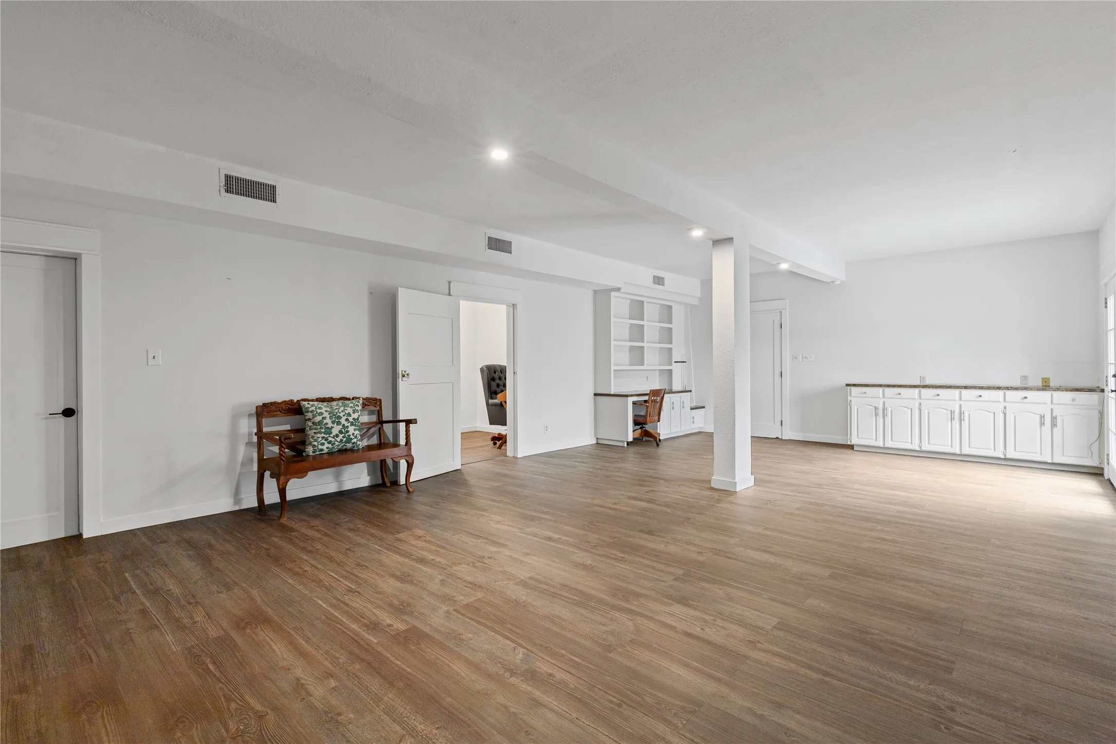 Single Family Residence For Sale in Tarrant County , 9501 Confederate Park Road, Lakeside, Texas 76135, 4 Bedroom, 5 Bathroom, 2 Garage spaces, 5,199 Sqft, built in 1984, mls#21412525, Real Estate Agent in Lakeside, Homes For Sale in Tarrant county, Homes For Sale in Lakeside, Realtor in Lakeside Texas, Real Estate Brokerage Independent Realty Texas, Luminita Cordes Realtor