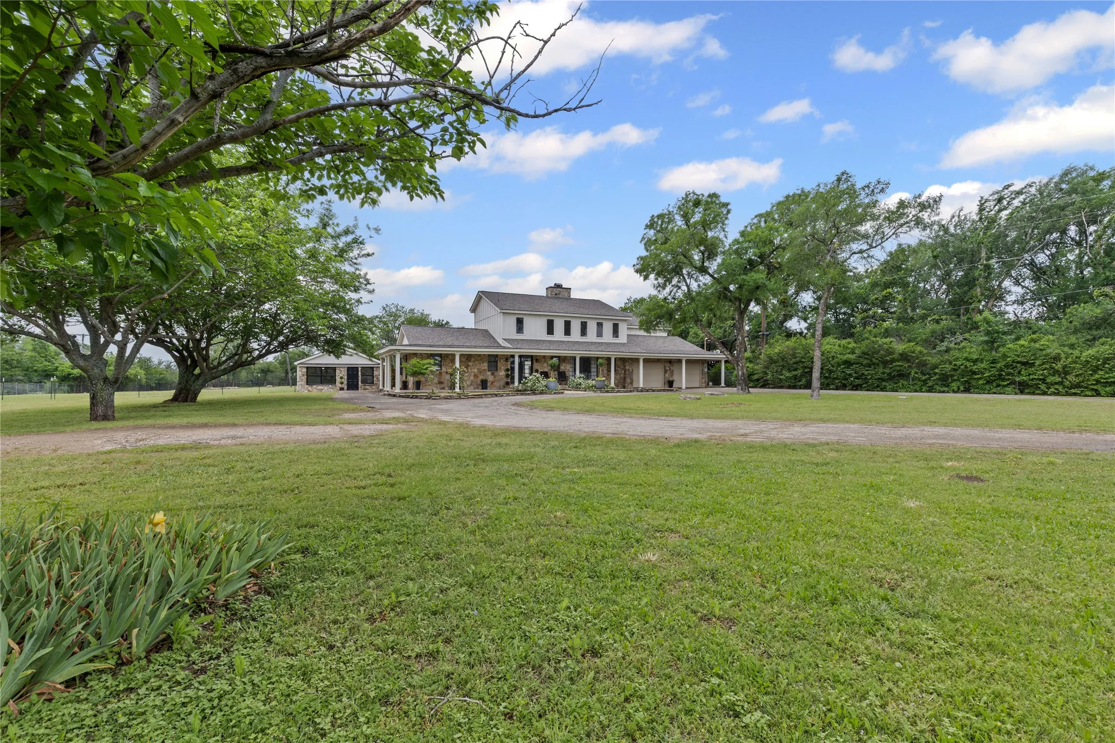 Single Family Residence For Sale in Tarrant County , 9501 Confederate Park Road, Lakeside, Texas 76135, 4 Bedroom, 5 Bathroom, 2 Garage spaces, 5,199 Sqft, built in 1984, mls#21412525, Real Estate Agent in Lakeside, Homes For Sale in Tarrant county, Homes For Sale in Lakeside, Realtor in Lakeside Texas, Real Estate Brokerage Independent Realty Texas, Luminita Cordes Realtor