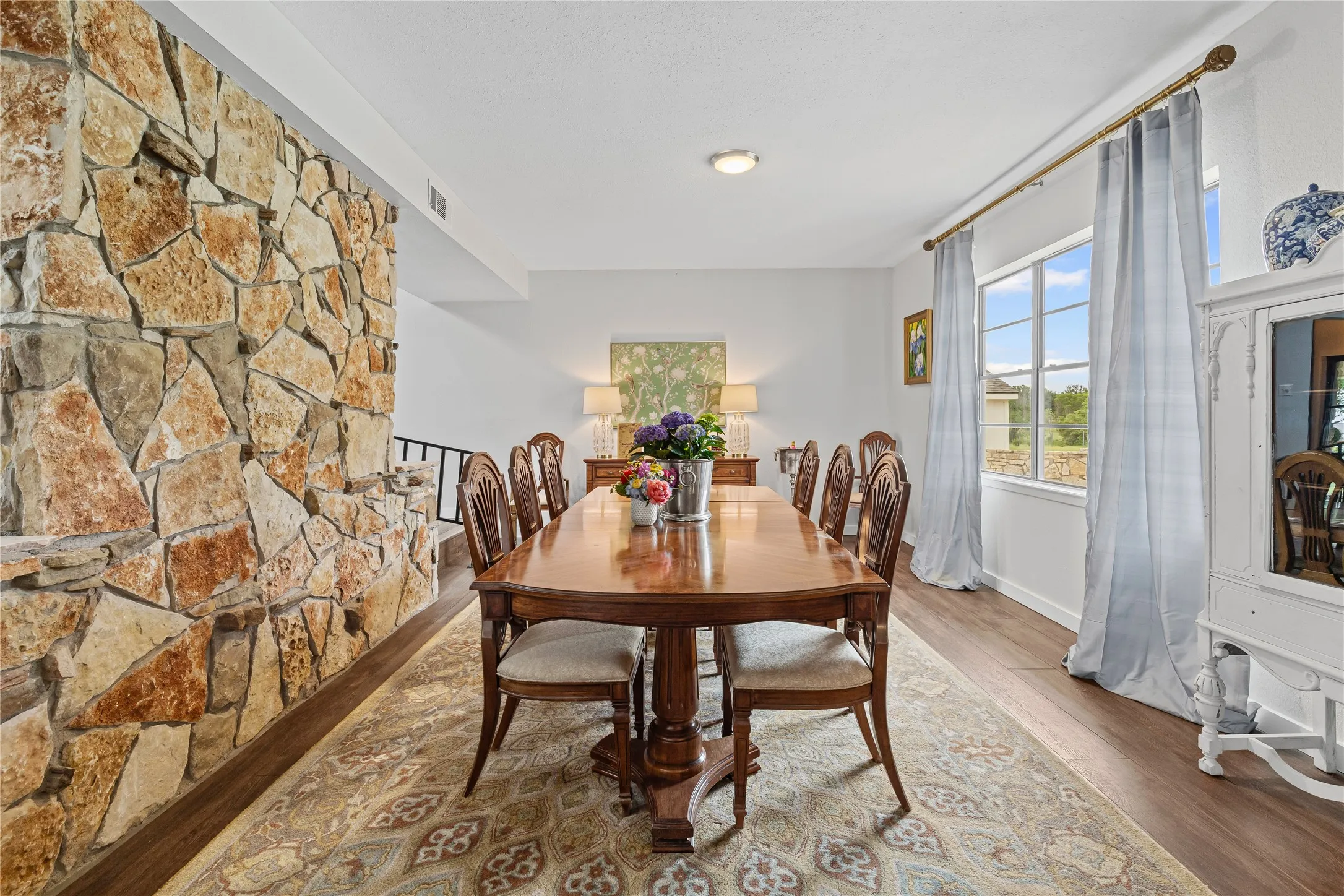 Single Family Residence For Sale in Tarrant County , 9501 Confederate Park Road, Lakeside, Texas 76135, 4 Bedroom, 5 Bathroom, 2 Garage spaces, 5,199 Sqft, built in 1984, mls#21412525, Real Estate Agent in Lakeside, Homes For Sale in Tarrant county, Homes For Sale in Lakeside, Realtor in Lakeside Texas, Real Estate Brokerage Independent Realty Texas, Luminita Cordes Realtor