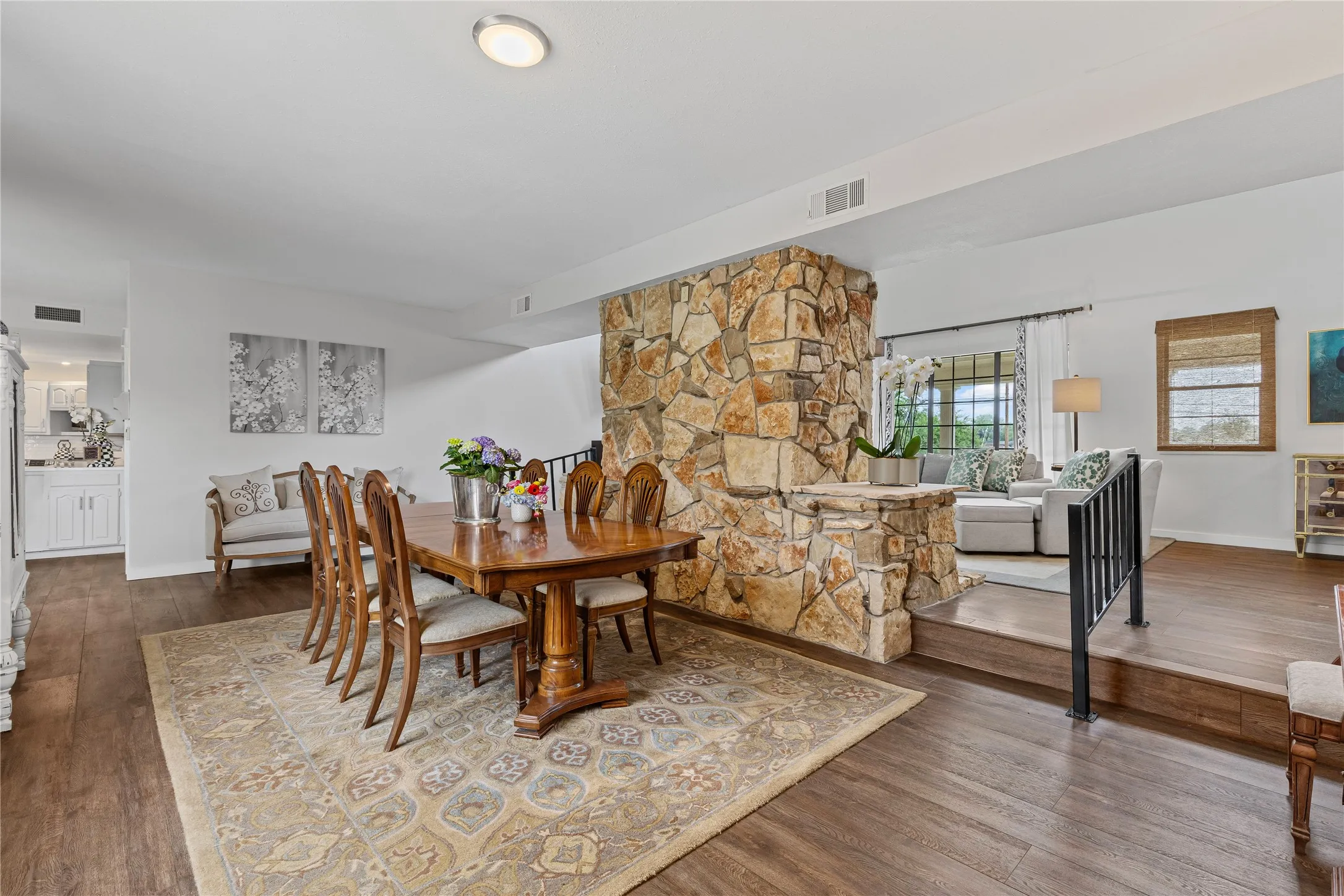 Single Family Residence For Sale in Tarrant County , 9501 Confederate Park Road, Lakeside, Texas 76135, 4 Bedroom, 5 Bathroom, 2 Garage spaces, 5,199 Sqft, built in 1984, mls#21412525, Real Estate Agent in Lakeside, Homes For Sale in Tarrant county, Homes For Sale in Lakeside, Realtor in Lakeside Texas, Real Estate Brokerage Independent Realty Texas, Luminita Cordes Realtor
