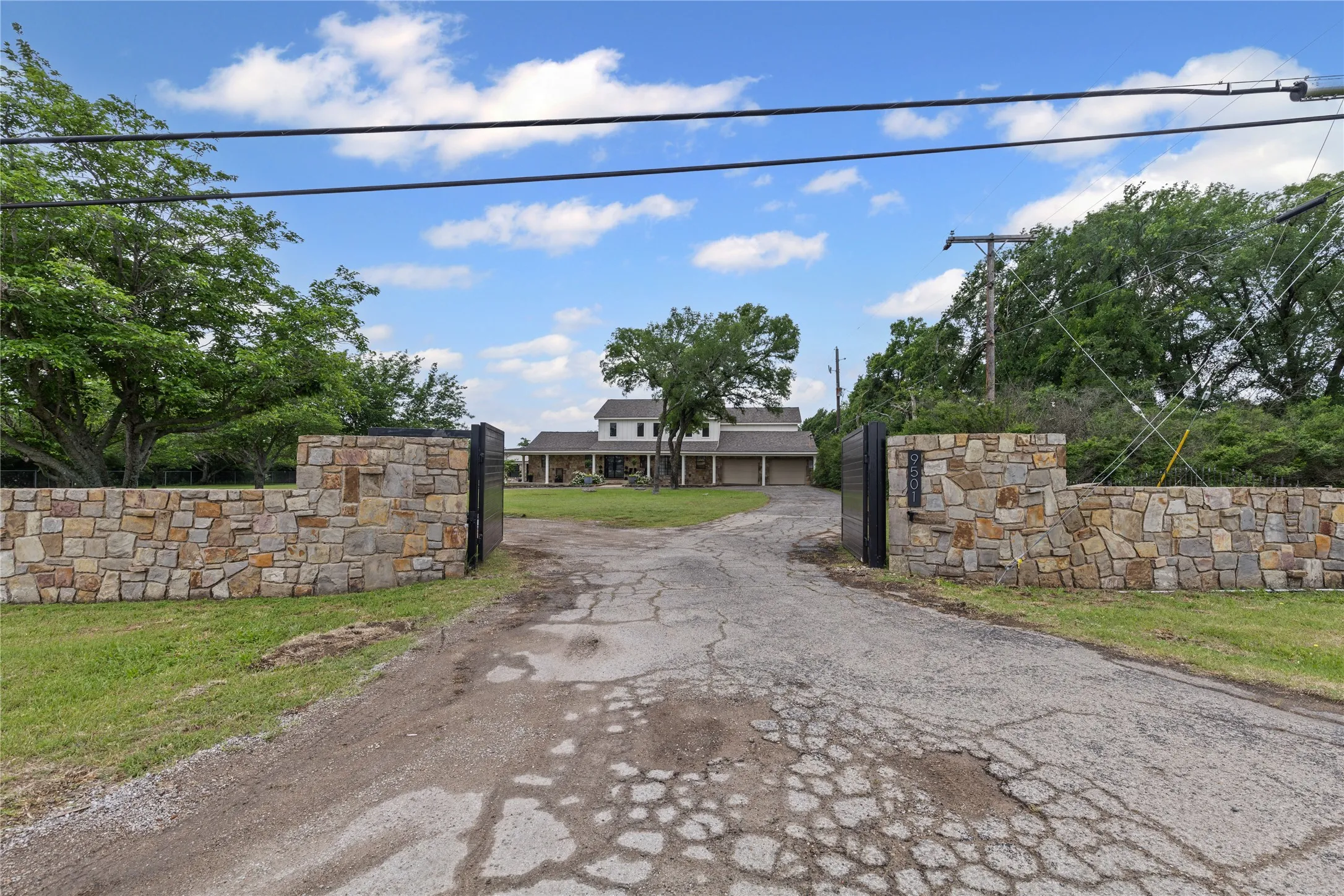 Single Family Residence For Sale in Tarrant County , 9501 Confederate Park Road, Lakeside, Texas 76135, 4 Bedroom, 5 Bathroom, 2 Garage spaces, 5,199 Sqft, built in 1984, mls#21412525, Real Estate Agent in Lakeside, Homes For Sale in Tarrant county, Homes For Sale in Lakeside, Realtor in Lakeside Texas, Real Estate Brokerage Independent Realty Texas, Luminita Cordes Realtor