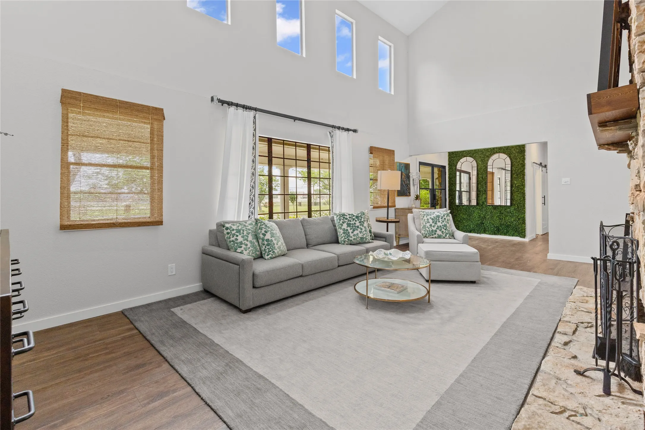 Single Family Residence For Sale in Tarrant County , 9501 Confederate Park Road, Lakeside, Texas 76135, 4 Bedroom, 5 Bathroom, 2 Garage spaces, 5,199 Sqft, built in 1984, mls#21412525, Real Estate Agent in Lakeside, Homes For Sale in Tarrant county, Homes For Sale in Lakeside, Realtor in Lakeside Texas, Real Estate Brokerage Independent Realty Texas, Luminita Cordes Realtor