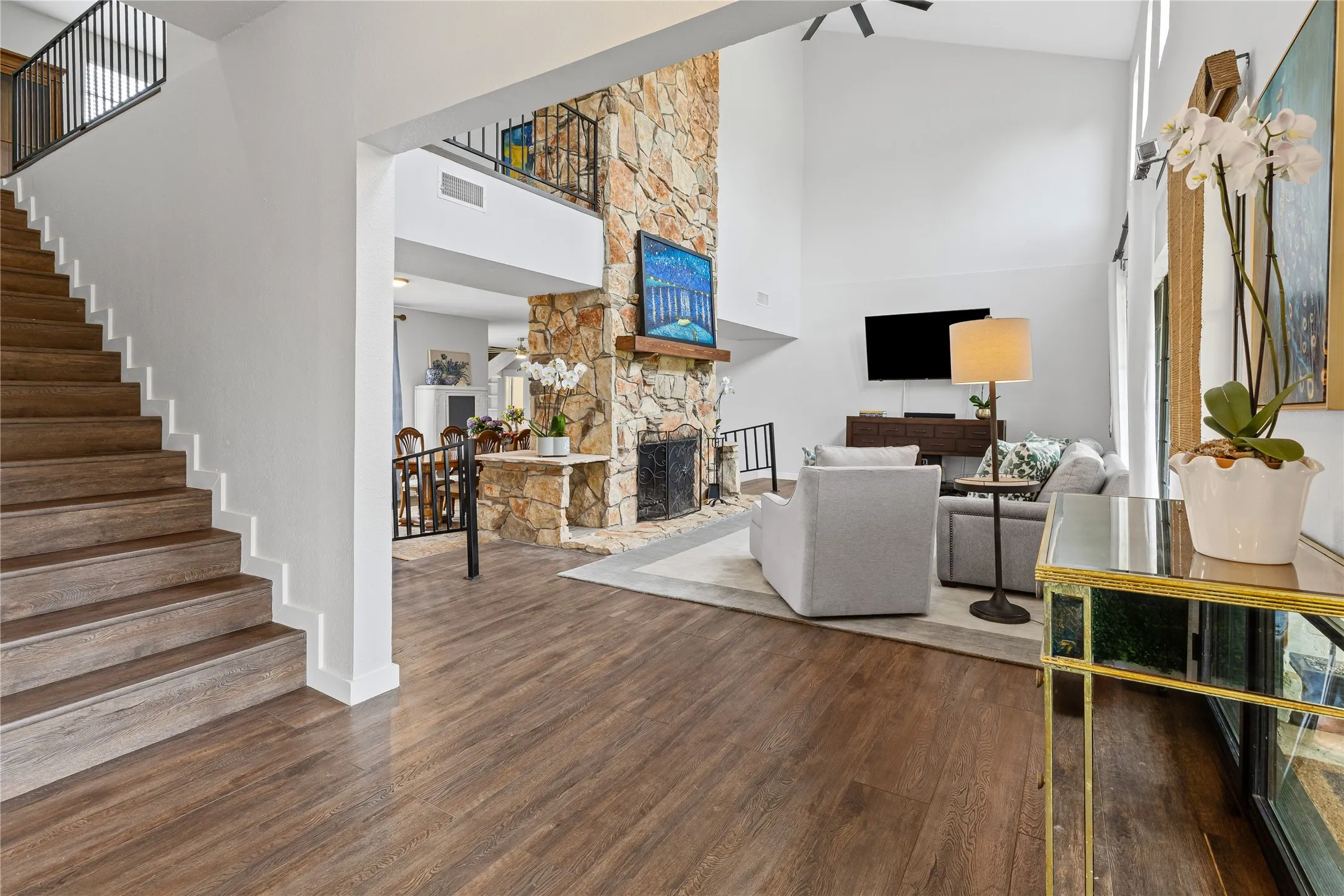 Single Family Residence For Sale in Tarrant County , 9501 Confederate Park Road, Lakeside, Texas 76135, 4 Bedroom, 5 Bathroom, 2 Garage spaces, 5,199 Sqft, built in 1984, mls#21412525, Real Estate Agent in Lakeside, Homes For Sale in Tarrant county, Homes For Sale in Lakeside, Realtor in Lakeside Texas, Real Estate Brokerage Independent Realty Texas, Luminita Cordes Realtor