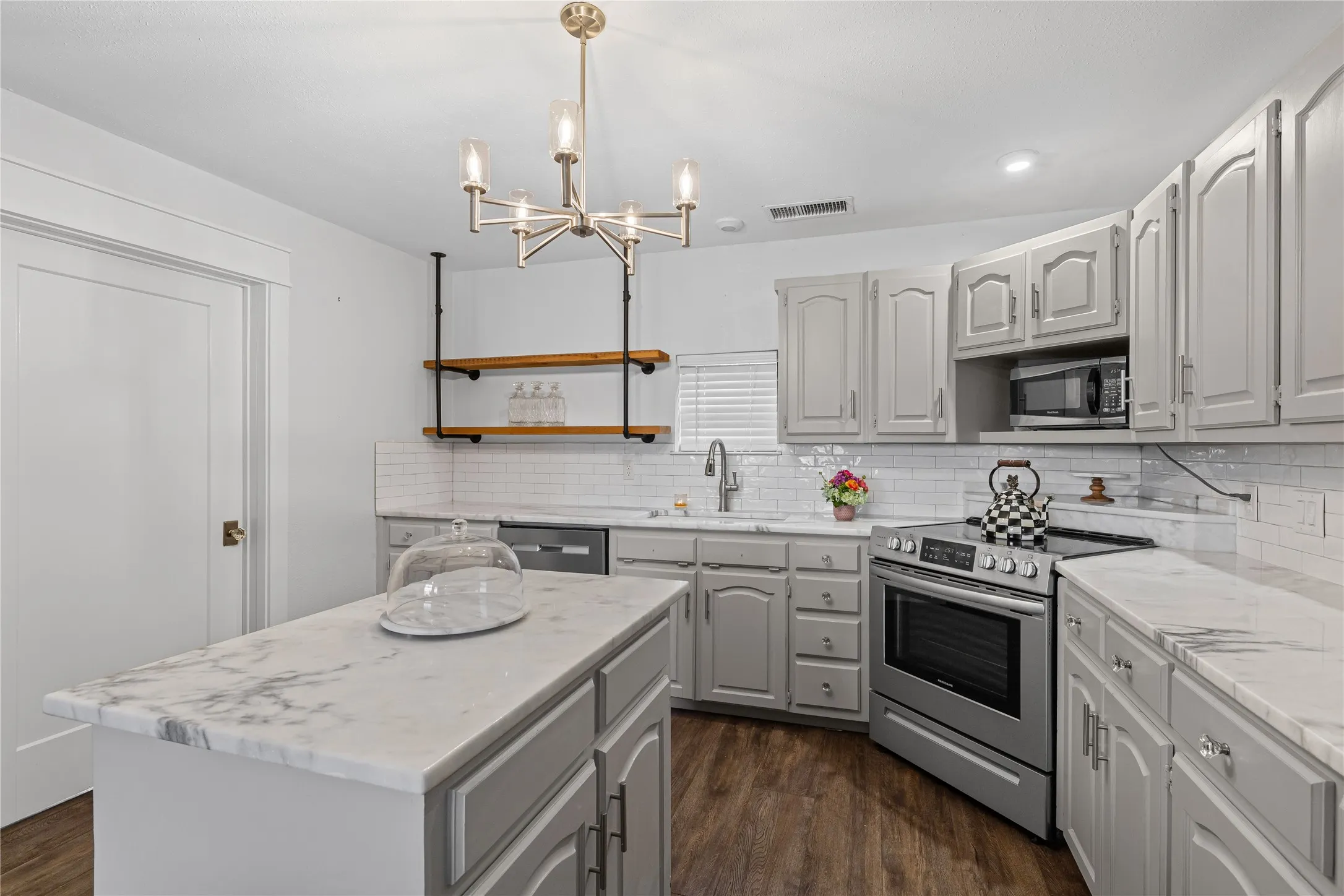 Single Family Residence For Sale in Tarrant County , 9501 Confederate Park Road, Lakeside, Texas 76135, 4 Bedroom, 5 Bathroom, 2 Garage spaces, 5,199 Sqft, built in 1984, mls#21412525, Real Estate Agent in Lakeside, Homes For Sale in Tarrant county, Homes For Sale in Lakeside, Realtor in Lakeside Texas, Real Estate Brokerage Independent Realty Texas, Luminita Cordes Realtor