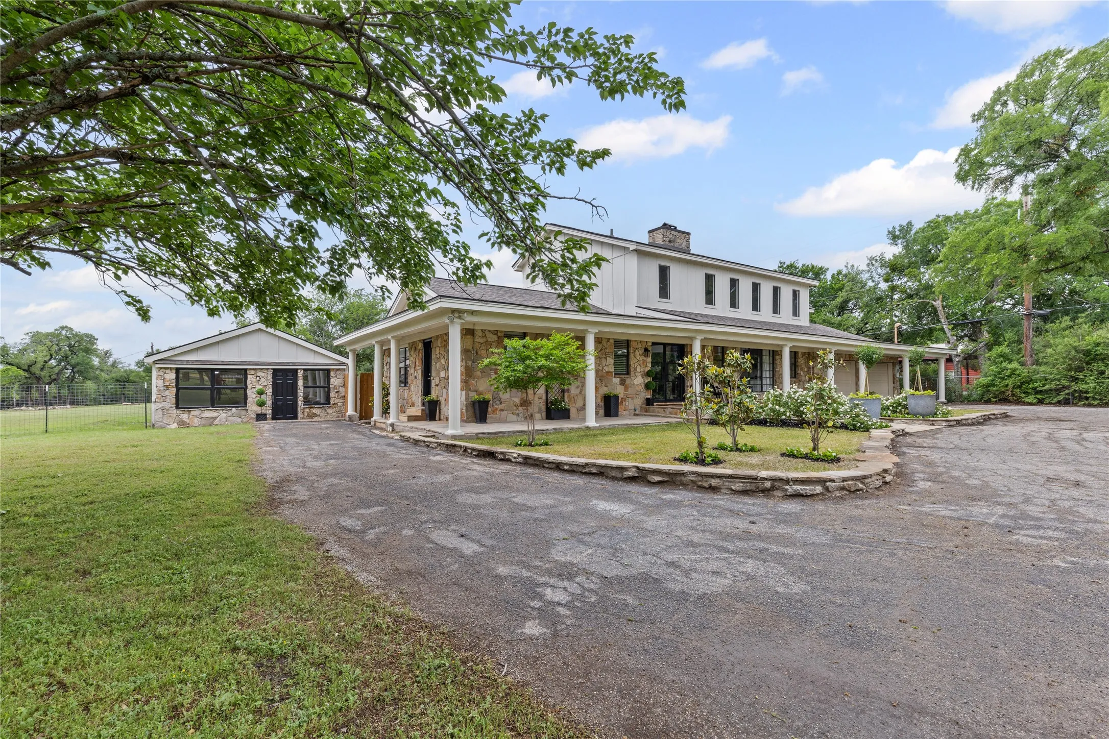 Single Family Residence For Sale in Tarrant County , 9501 Confederate Park Road, Lakeside, Texas 76135, 4 Bedroom, 5 Bathroom, 2 Garage spaces, 5,199 Sqft, built in 1984, mls#21412525, Real Estate Agent in Lakeside, Homes For Sale in Tarrant county, Homes For Sale in Lakeside, Realtor in Lakeside Texas, Real Estate Brokerage Independent Realty Texas, Luminita Cordes Realtor