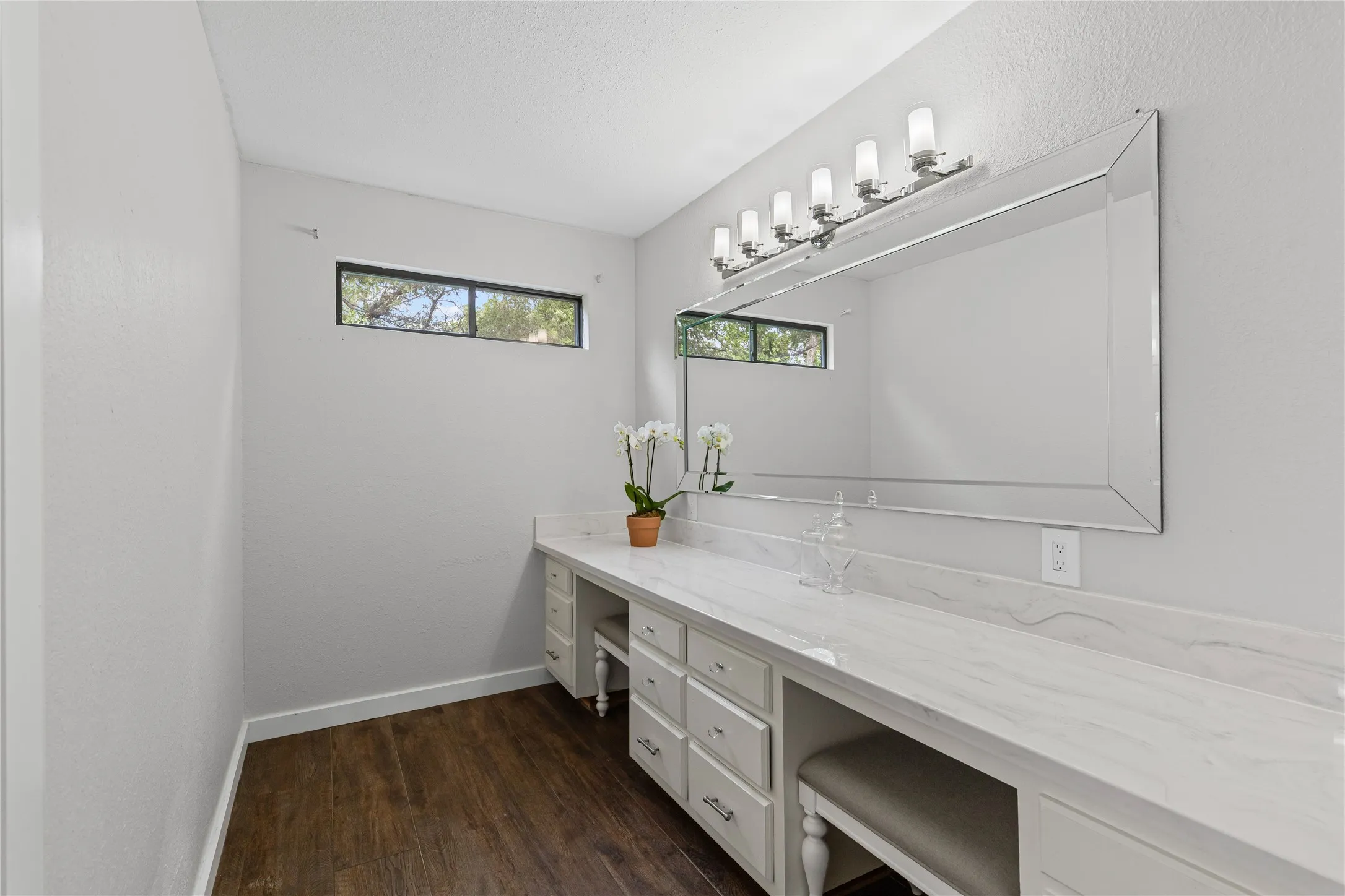 Single Family Residence For Sale in Tarrant County , 9501 Confederate Park Road, Lakeside, Texas 76135, 4 Bedroom, 5 Bathroom, 2 Garage spaces, 5,199 Sqft, built in 1984, mls#21412525, Real Estate Agent in Lakeside, Homes For Sale in Tarrant county, Homes For Sale in Lakeside, Realtor in Lakeside Texas, Real Estate Brokerage Independent Realty Texas, Luminita Cordes Realtor