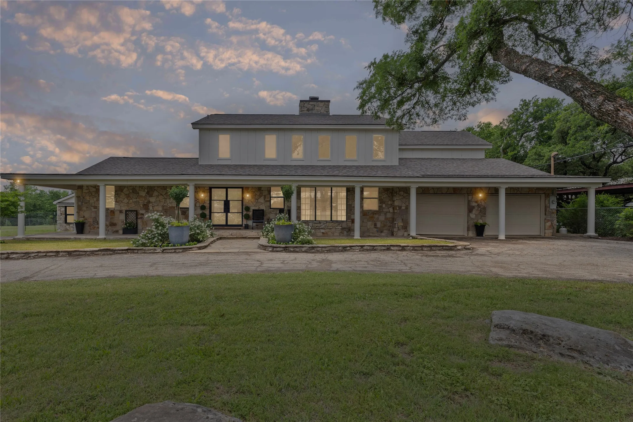Single Family Residence For Sale in Tarrant County , 9501 Confederate Park Road, Lakeside, Texas 76135, 4 Bedroom, 5 Bathroom, 2 Garage spaces, 5,199 Sqft, built in 1984, mls#21412525, Real Estate Agent in Lakeside, Homes For Sale in Tarrant county, Homes For Sale in Lakeside, Realtor in Lakeside Texas, Real Estate Brokerage Independent Realty Texas, Luminita Cordes Realtor