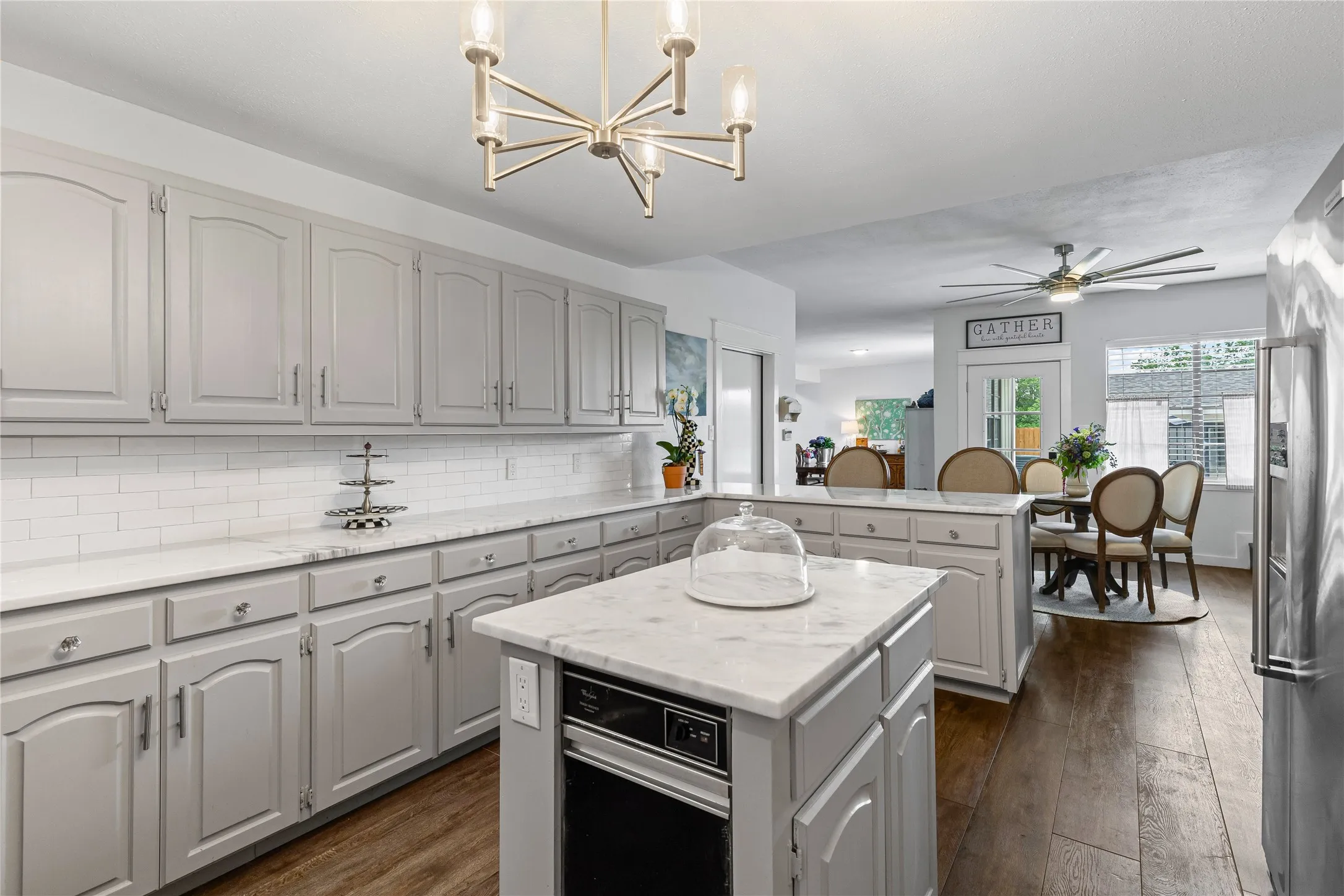 Single Family Residence For Sale in Tarrant County , 9501 Confederate Park Road, Lakeside, Texas 76135, 4 Bedroom, 5 Bathroom, 2 Garage spaces, 5,199 Sqft, built in 1984, mls#21412525, Real Estate Agent in Lakeside, Homes For Sale in Tarrant county, Homes For Sale in Lakeside, Realtor in Lakeside Texas, Real Estate Brokerage Independent Realty Texas, Luminita Cordes Realtor