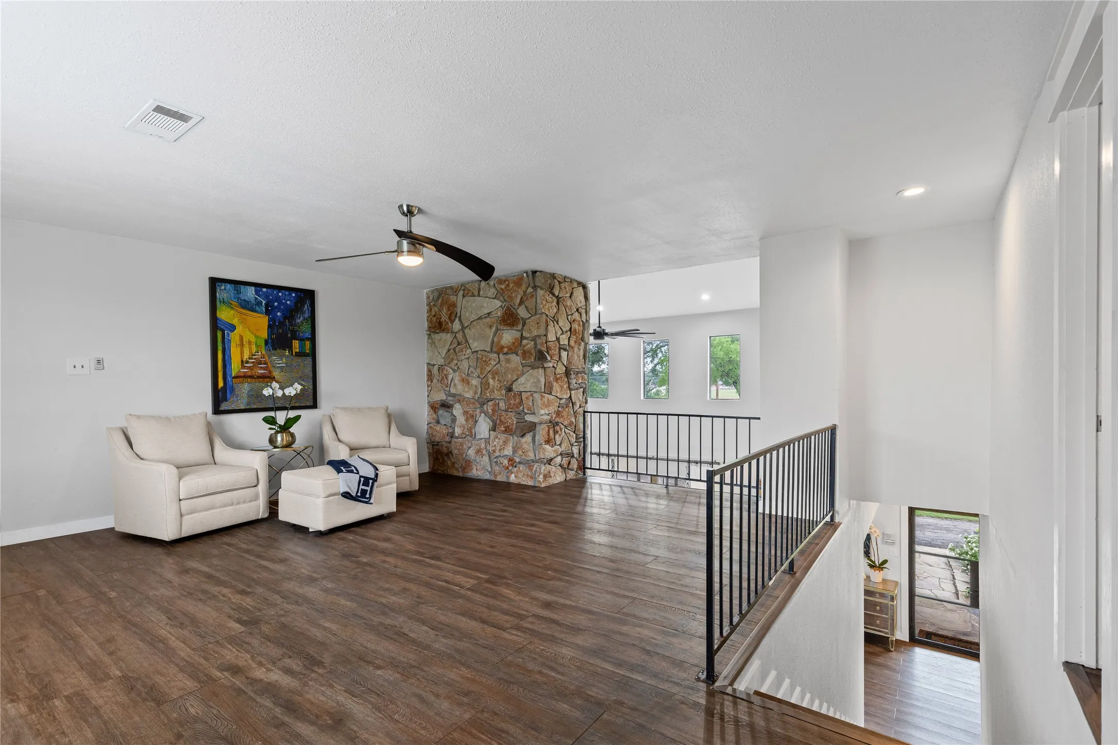 Single Family Residence For Sale in Tarrant County , 9501 Confederate Park Road, Lakeside, Texas 76135, 4 Bedroom, 5 Bathroom, 2 Garage spaces, 5,199 Sqft, built in 1984, mls#21412525, Real Estate Agent in Lakeside, Homes For Sale in Tarrant county, Homes For Sale in Lakeside, Realtor in Lakeside Texas, Real Estate Brokerage Independent Realty Texas, Luminita Cordes Realtor