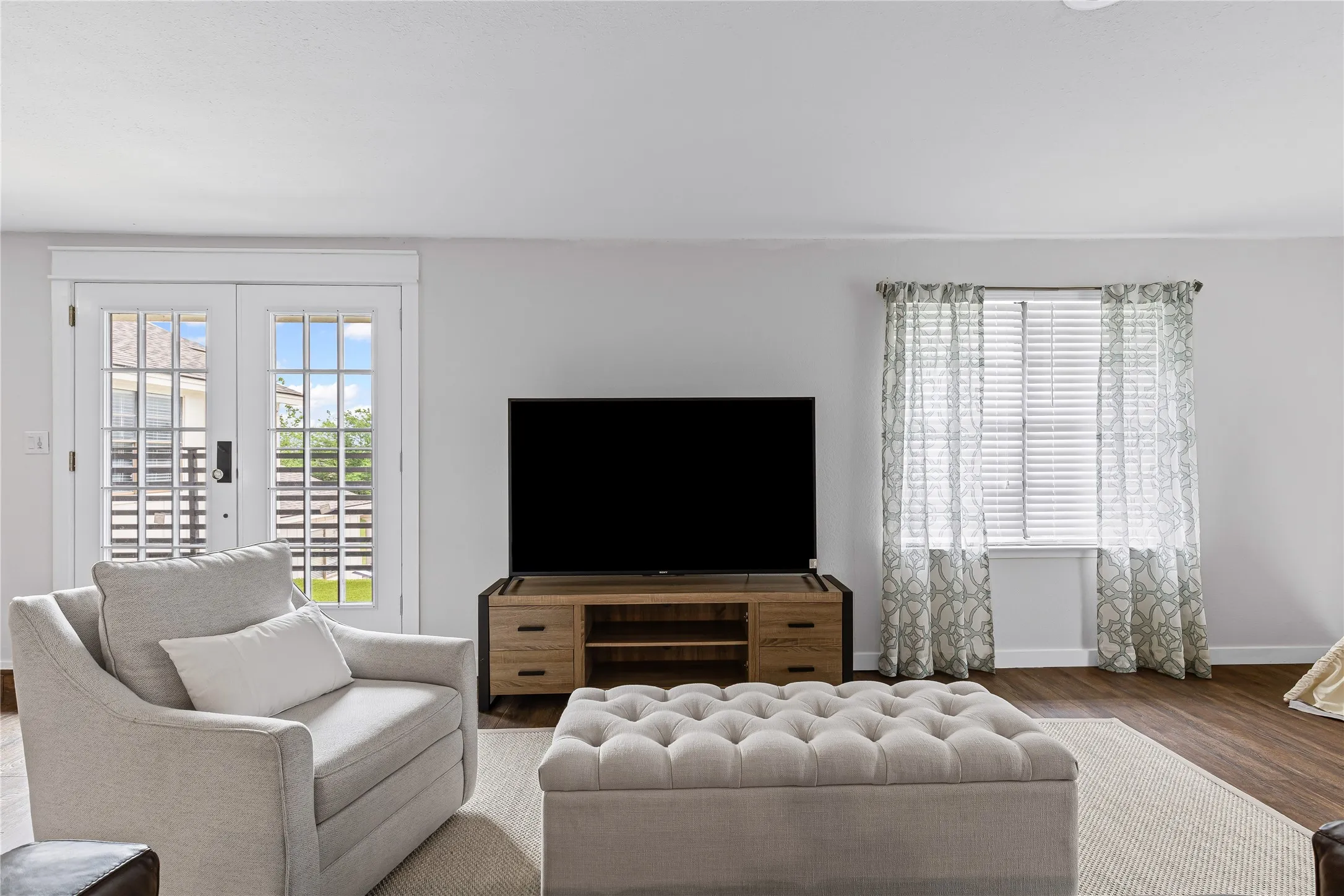 Single Family Residence For Sale in Tarrant County , 9501 Confederate Park Road, Lakeside, Texas 76135, 4 Bedroom, 5 Bathroom, 2 Garage spaces, 5,199 Sqft, built in 1984, mls#21412525, Real Estate Agent in Lakeside, Homes For Sale in Tarrant county, Homes For Sale in Lakeside, Realtor in Lakeside Texas, Real Estate Brokerage Independent Realty Texas, Luminita Cordes Realtor