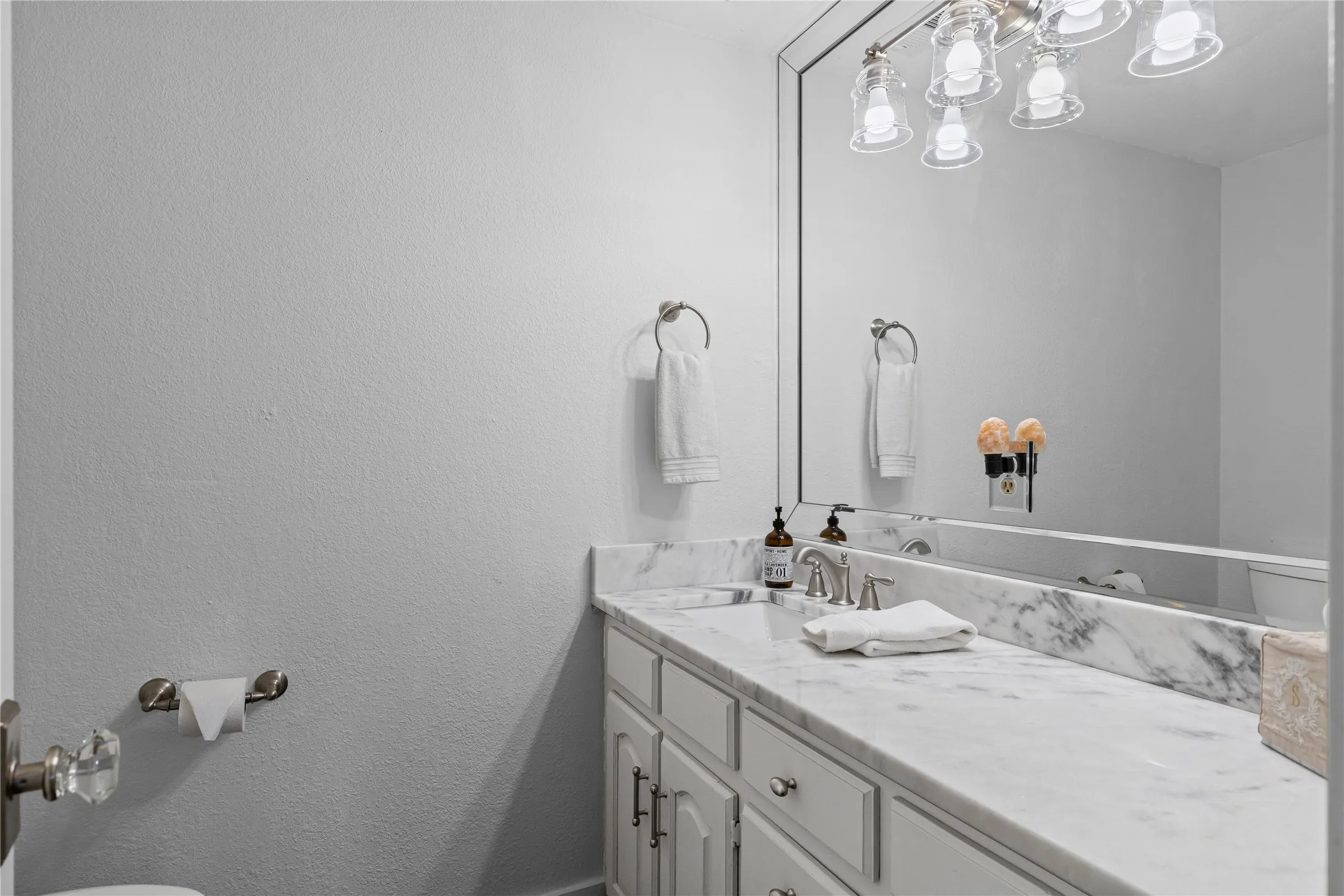 Single Family Residence For Sale in Tarrant County , 9501 Confederate Park Road, Lakeside, Texas 76135, 4 Bedroom, 5 Bathroom, 2 Garage spaces, 5,199 Sqft, built in 1984, mls#21412525, Real Estate Agent in Lakeside, Homes For Sale in Tarrant county, Homes For Sale in Lakeside, Realtor in Lakeside Texas, Real Estate Brokerage Independent Realty Texas, Luminita Cordes Realtor