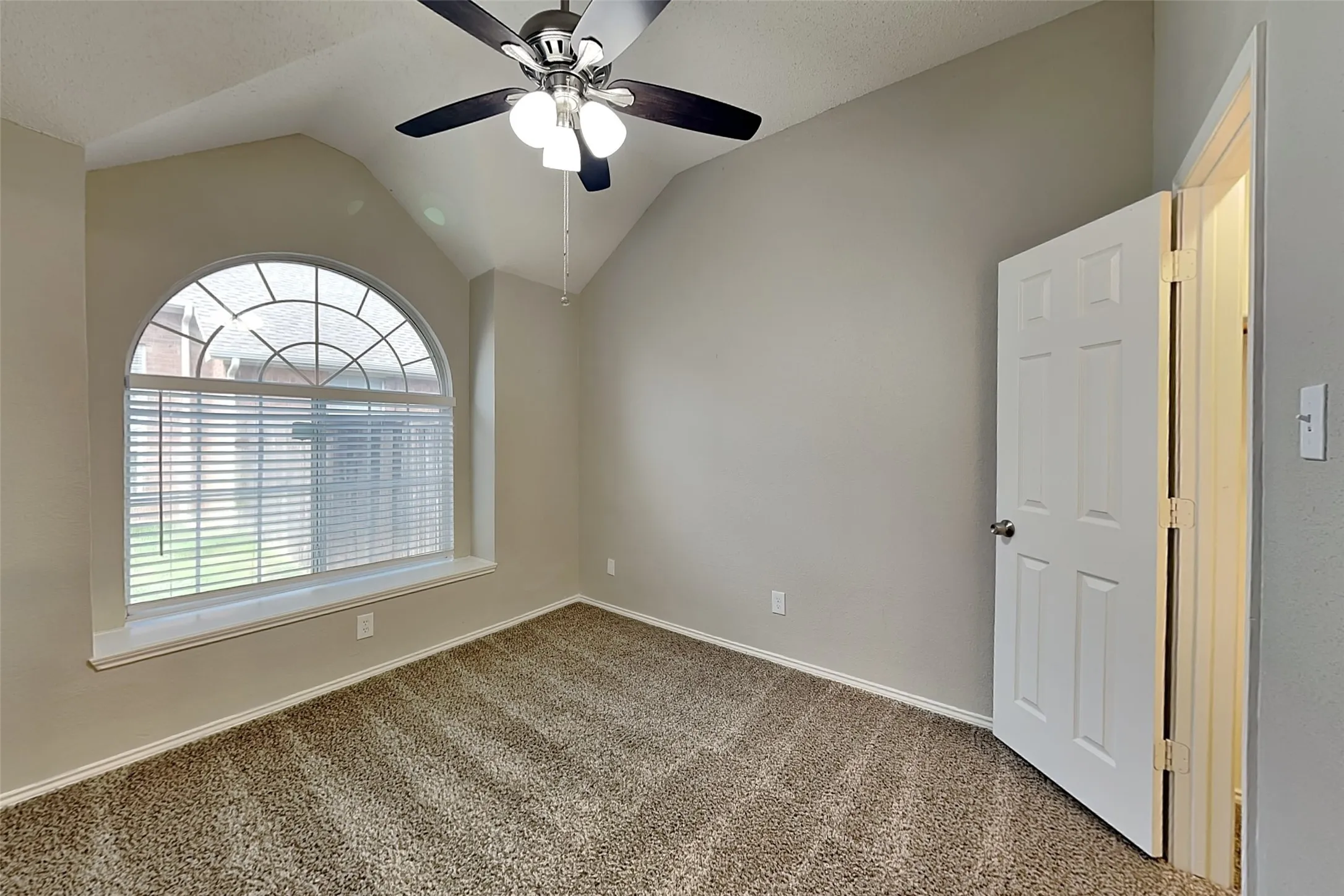 Single Family Residence For Rent in Denton County , 20 Sonora Drive, Trophy Club, Texas 76262, 4 Bedroom, 2 Bathroom, 2 Garage spaces, 2,150 Sqft, built in 1995, mls#21412553, Real Estate Agent in Trophy Club, Homes For Rent in Denton county, Homes For Rent in Trophy Club, Realtor in Trophy Club Texas, Real Estate Brokerage Independent Realty Texas, Luminita Cordes Realtor