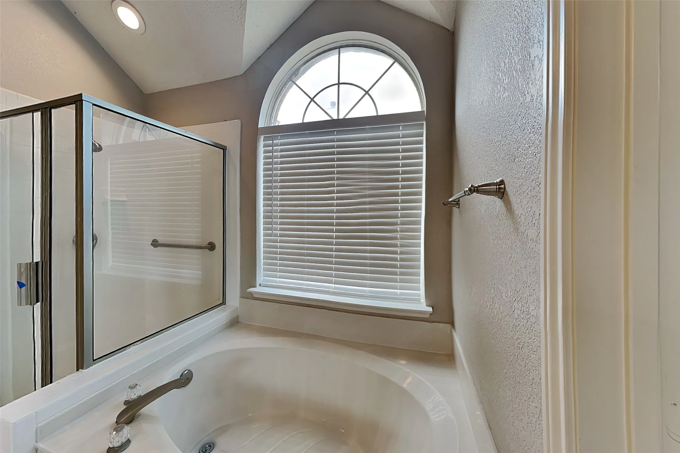 Single Family Residence For Rent in Denton County , 20 Sonora Drive, Trophy Club, Texas 76262, 4 Bedroom, 2 Bathroom, 2 Garage spaces, 2,150 Sqft, built in 1995, mls#21412553, Real Estate Agent in Trophy Club, Homes For Rent in Denton county, Homes For Rent in Trophy Club, Realtor in Trophy Club Texas, Real Estate Brokerage Independent Realty Texas, Luminita Cordes Realtor