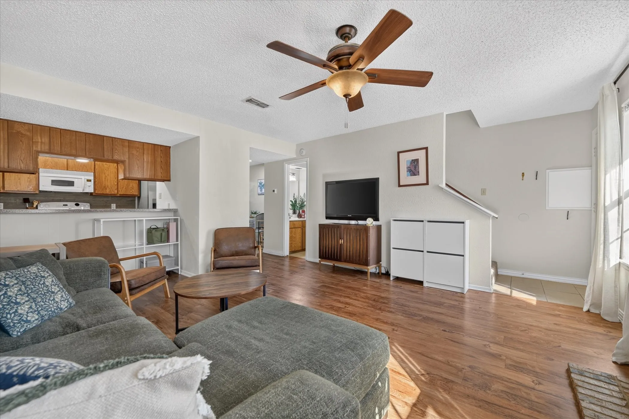Townhouse For Sale in Denton County , 1133 Dallas Drive, Denton, Texas 76205, 2 Bedroom, 2 Bathroom, Garage spaces, 1,102 Sqft, built in 1982, mls#21410590, Real Estate Agent in Denton, Homes For Sale in Denton county, Homes For Sale in Denton, Realtor in Denton Texas, Real Estate Brokerage Independent Realty Texas, Luminita Cordes Realtor