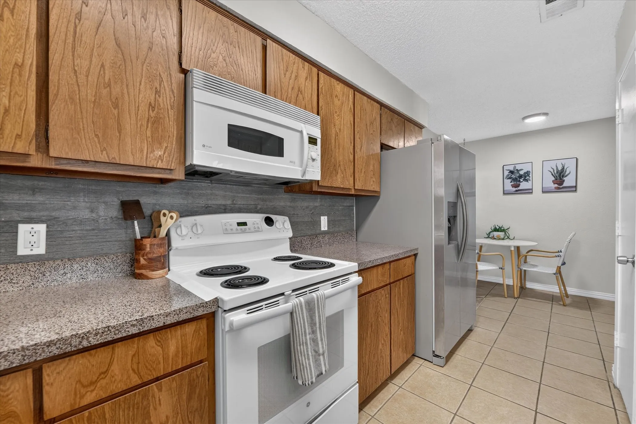 Townhouse For Sale in Denton County , 1133 Dallas Drive, Denton, Texas 76205, 2 Bedroom, 2 Bathroom, Garage spaces, 1,102 Sqft, built in 1982, mls#21410590, Real Estate Agent in Denton, Homes For Sale in Denton county, Homes For Sale in Denton, Realtor in Denton Texas, Real Estate Brokerage Independent Realty Texas, Luminita Cordes Realtor
