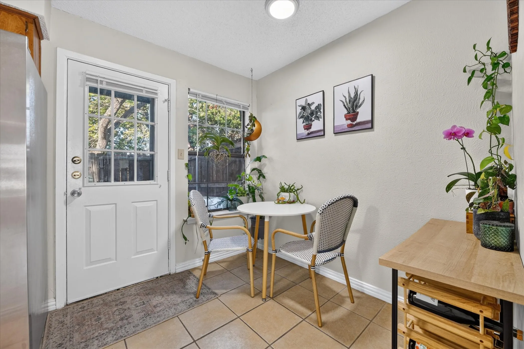 Townhouse For Sale in Denton County , 1133 Dallas Drive, Denton, Texas 76205, 2 Bedroom, 2 Bathroom, Garage spaces, 1,102 Sqft, built in 1982, mls#21410590, Real Estate Agent in Denton, Homes For Sale in Denton county, Homes For Sale in Denton, Realtor in Denton Texas, Real Estate Brokerage Independent Realty Texas, Luminita Cordes Realtor