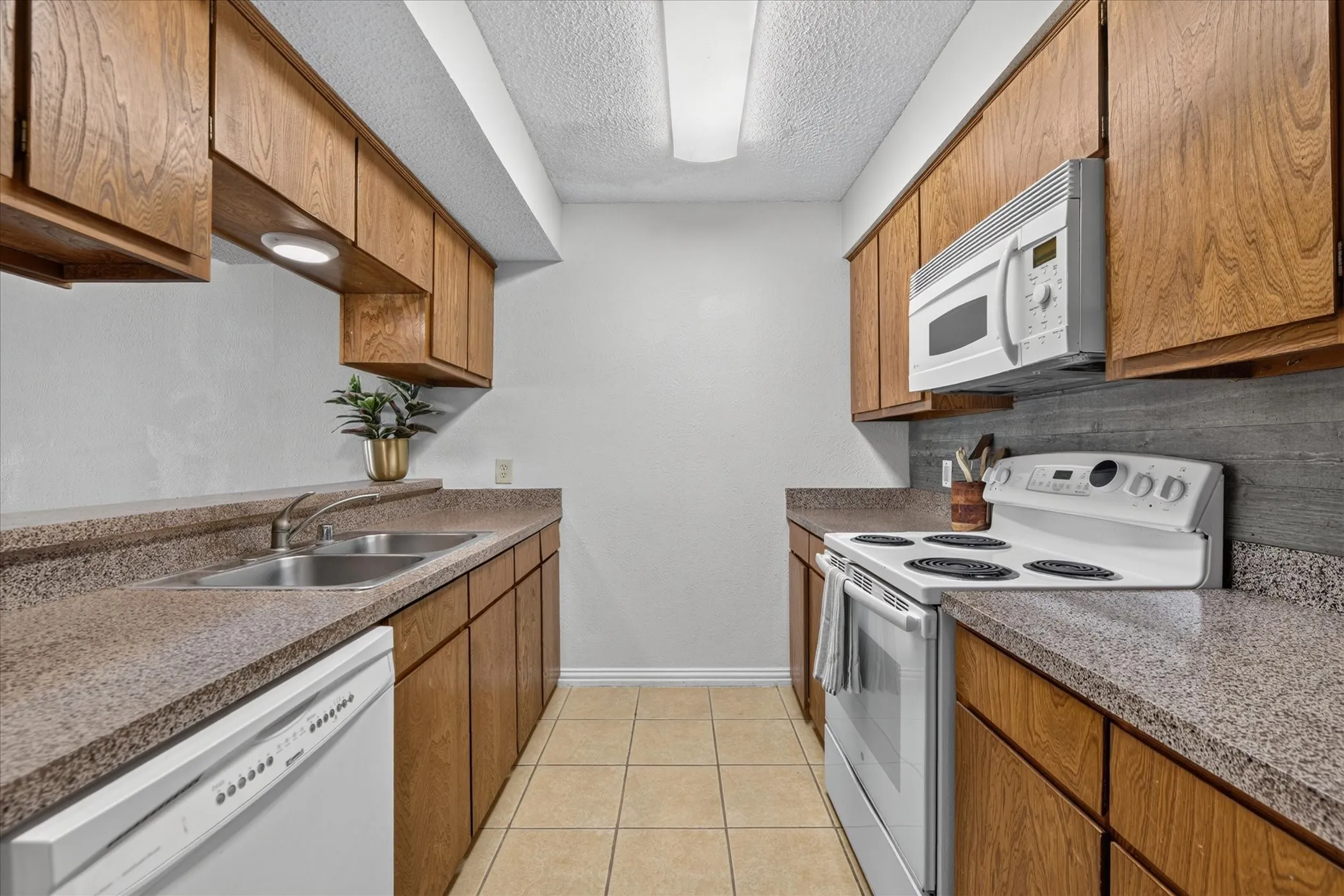 Townhouse For Sale in Denton County , 1133 Dallas Drive, Denton, Texas 76205, 2 Bedroom, 2 Bathroom, Garage spaces, 1,102 Sqft, built in 1982, mls#21410590, Real Estate Agent in Denton, Homes For Sale in Denton county, Homes For Sale in Denton, Realtor in Denton Texas, Real Estate Brokerage Independent Realty Texas, Luminita Cordes Realtor