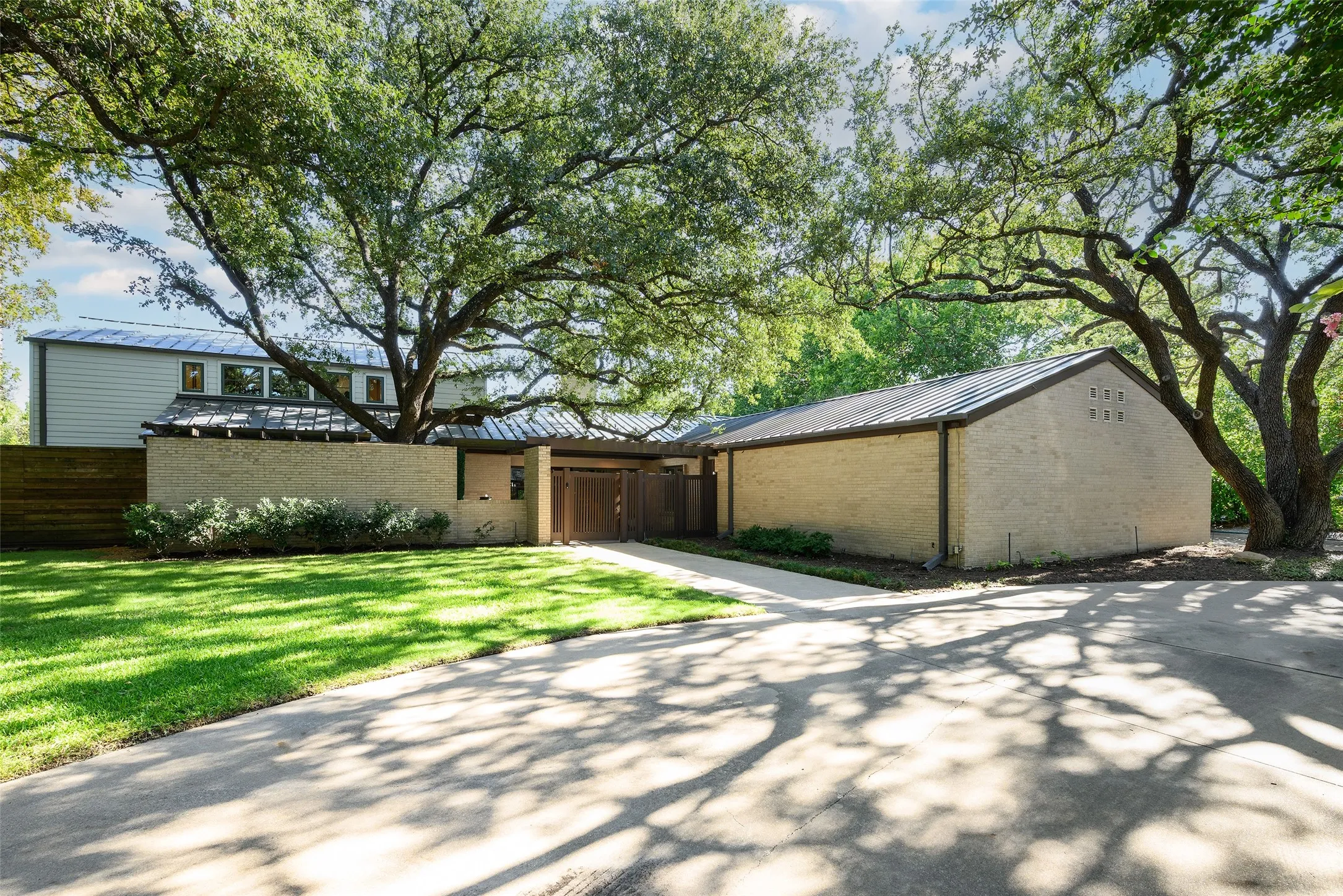Single Family Residence For Sale in Dallas County , 4930 Mangold Circle, Dallas, Texas 75229, 4 Bedroom, 5 Bathroom, Garage spaces, 4,570 Sqft, built in 1969, mls#21411983, Real Estate Agent in Dallas, Homes For Sale in Dallas county, Homes For Sale in Dallas, Realtor in Dallas Texas, Real Estate Brokerage Independent Realty Texas, Luminita Cordes Realtor