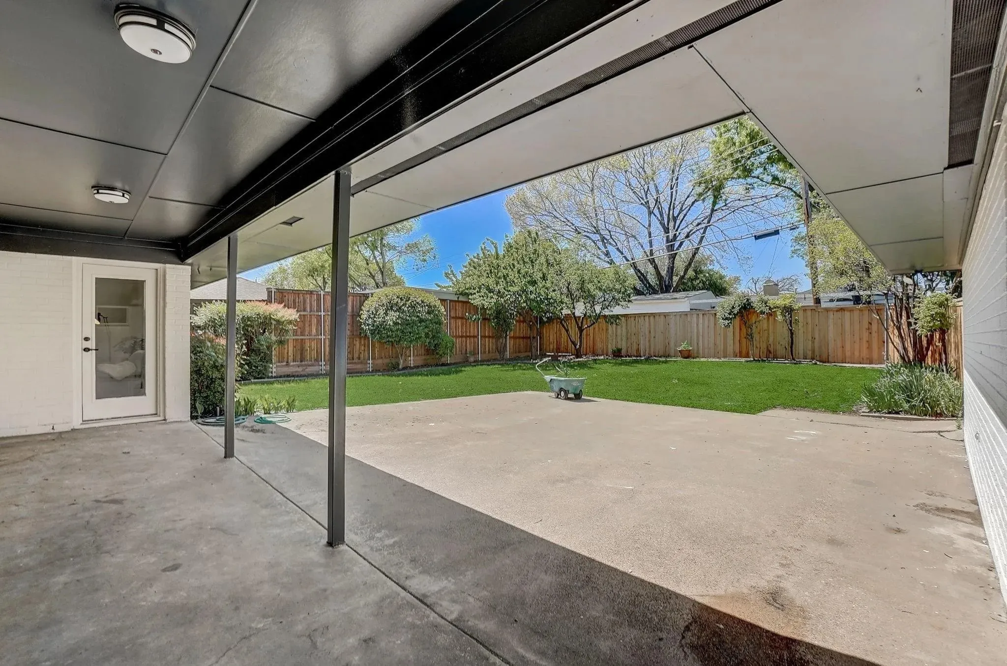 Single Family Residence For Rent in Dallas County , 3040 Ponder Place, Dallas, Texas 75229, 4 Bedroom, 4 Bathroom, 2 Garage spaces, 2,496 Sqft, built in 1965, mls#21412570, Real Estate Agent in Dallas, Homes For Rent in Dallas county, Homes For Rent in Dallas, Realtor in Dallas Texas, Real Estate Brokerage Independent Realty Texas, Luminita Cordes Realtor
