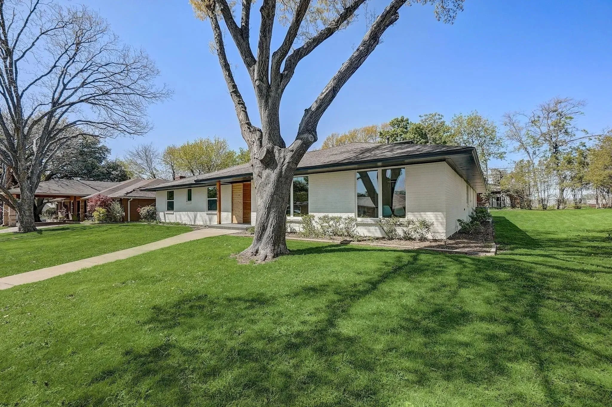 Single Family Residence For Rent in Dallas County , 3040 Ponder Place, Dallas, Texas 75229, 4 Bedroom, 4 Bathroom, 2 Garage spaces, 2,496 Sqft, built in 1965, mls#21412570, Real Estate Agent in Dallas, Homes For Rent in Dallas county, Homes For Rent in Dallas, Realtor in Dallas Texas, Real Estate Brokerage Independent Realty Texas, Luminita Cordes Realtor