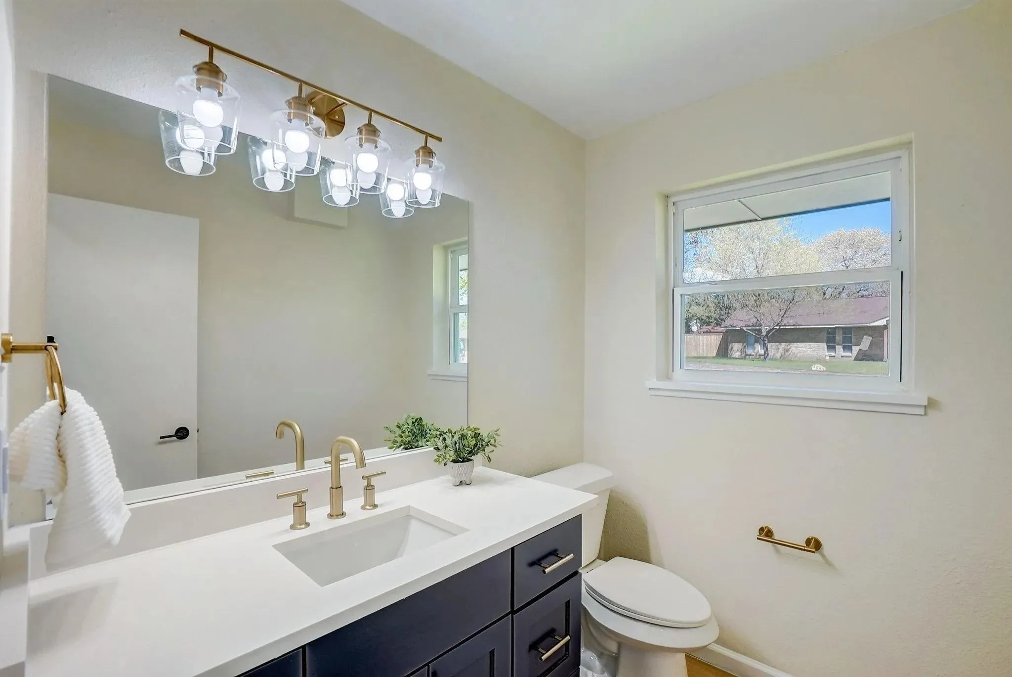 Single Family Residence For Rent in Dallas County , 3040 Ponder Place, Dallas, Texas 75229, 4 Bedroom, 4 Bathroom, 2 Garage spaces, 2,496 Sqft, built in 1965, mls#21412570, Real Estate Agent in Dallas, Homes For Rent in Dallas county, Homes For Rent in Dallas, Realtor in Dallas Texas, Real Estate Brokerage Independent Realty Texas, Luminita Cordes Realtor