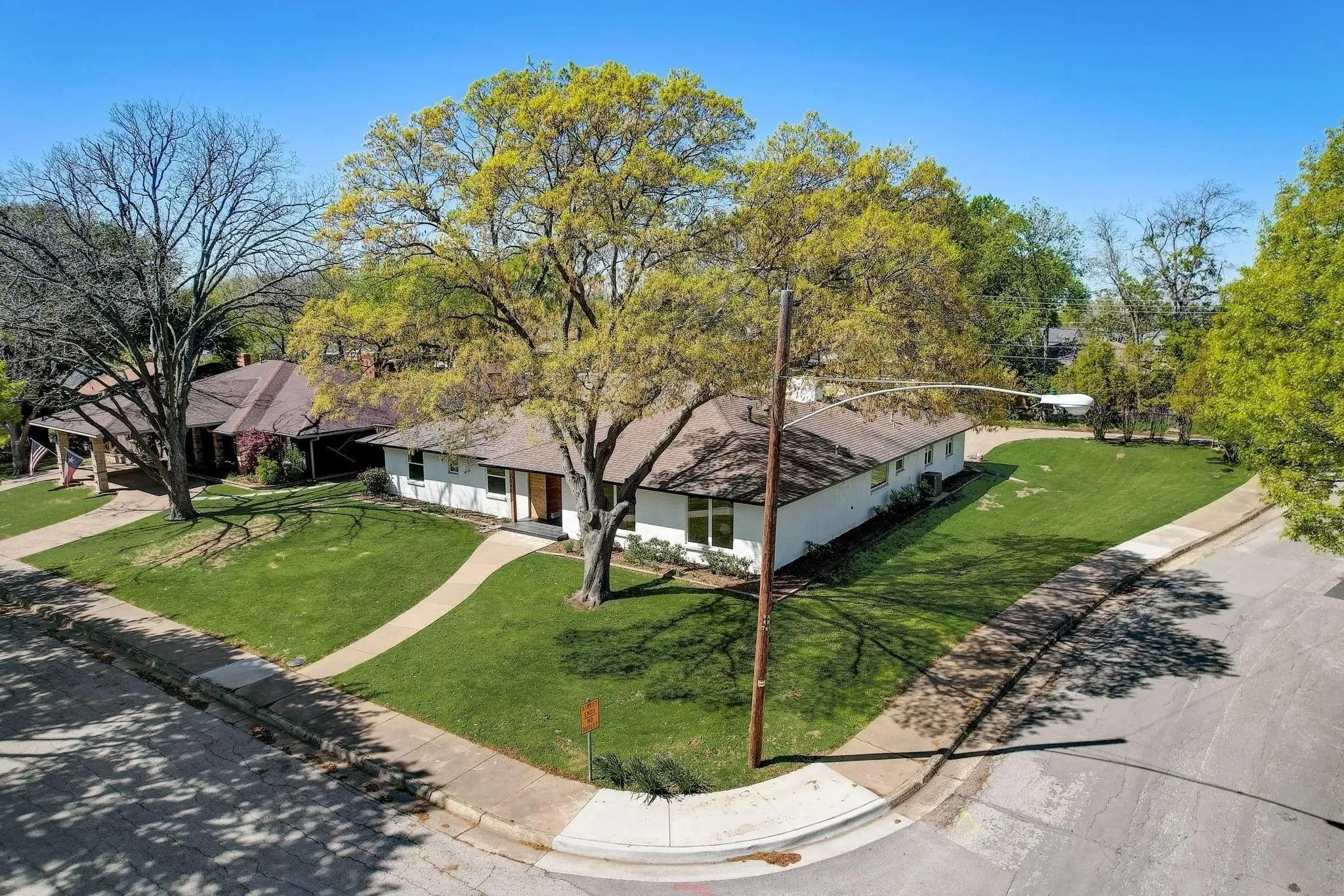 Single Family Residence For Rent in Dallas County , 3040 Ponder Place, Dallas, Texas 75229, 4 Bedroom, 4 Bathroom, 2 Garage spaces, 2,496 Sqft, built in 1965, mls#21412570, Real Estate Agent in Dallas, Homes For Rent in Dallas county, Homes For Rent in Dallas, Realtor in Dallas Texas, Real Estate Brokerage Independent Realty Texas, Luminita Cordes Realtor