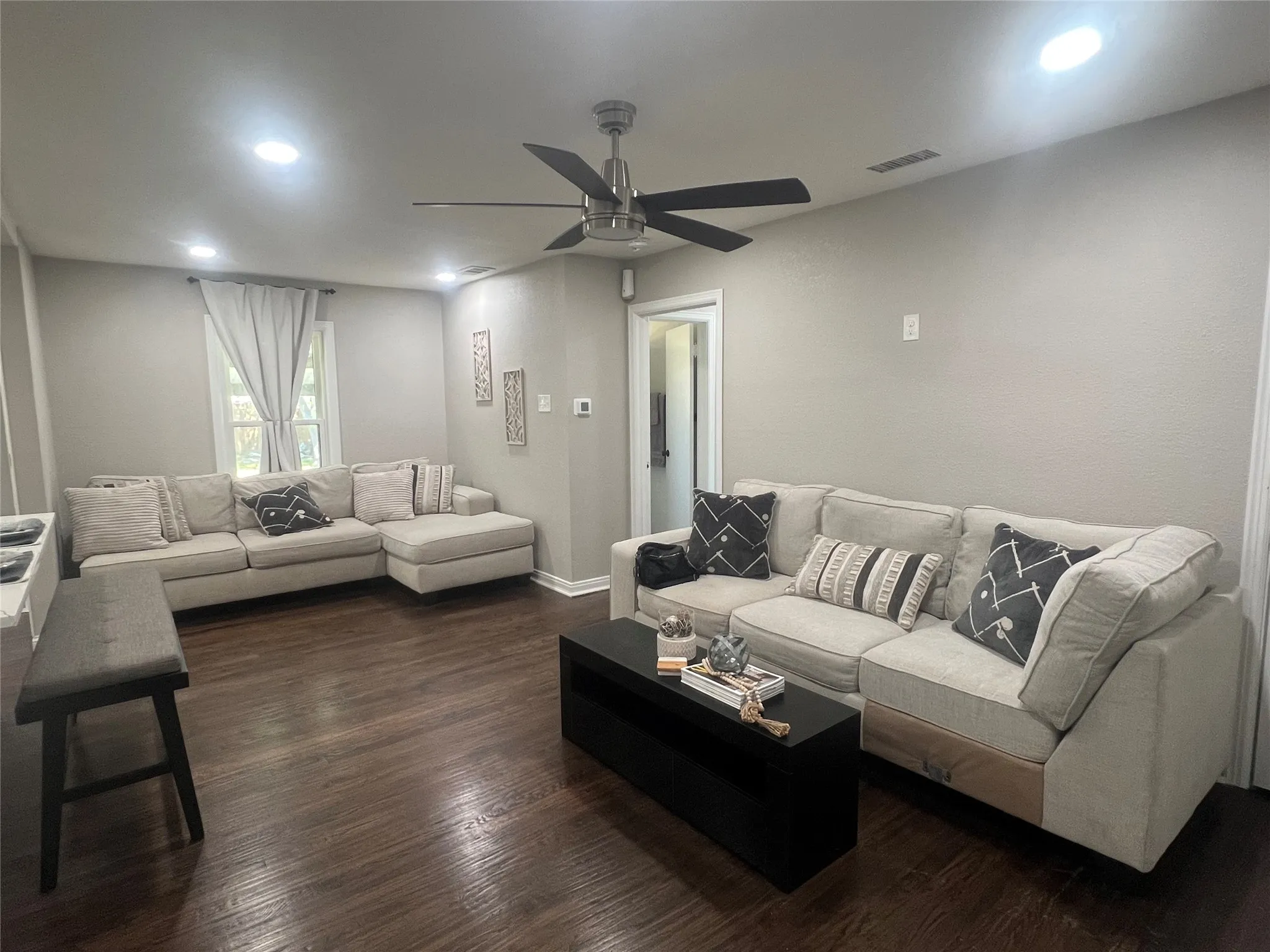 Single Family Residence For Sale in Dallas County , 1021 E Russell Avenue, Carrollton, Texas 75006, 3 Bedroom, 2 Bathroom, Garage spaces, 1,306 Sqft, built in 1952, mls#21405632, Real Estate Agent in Carrollton, Homes For Sale in Dallas county, Homes For Sale in Carrollton, Realtor in Carrollton Texas, Real Estate Brokerage Independent Realty Texas, Luminita Cordes Realtor