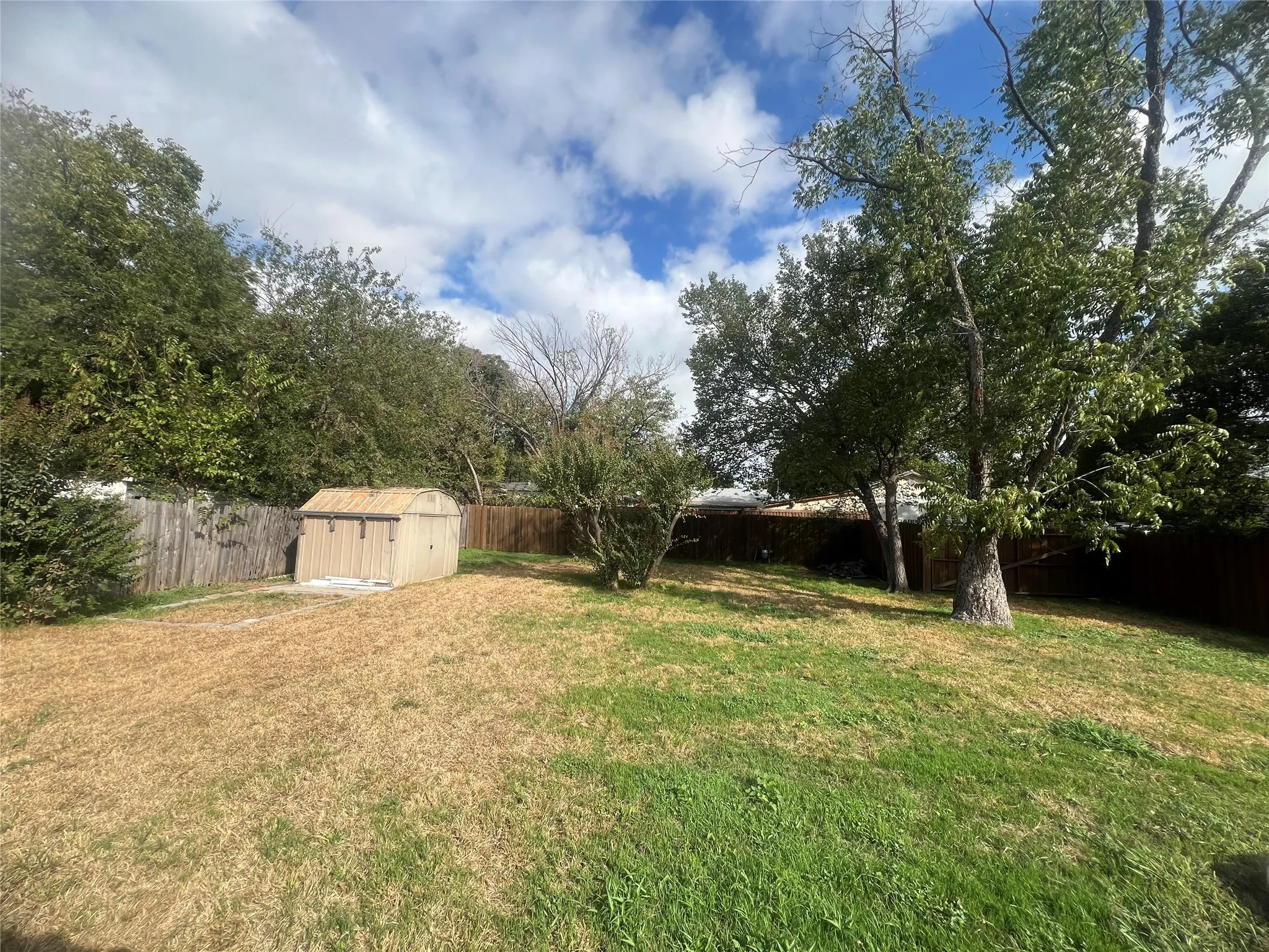 Single Family Residence For Sale in Dallas County , 1021 E Russell Avenue, Carrollton, Texas 75006, 3 Bedroom, 2 Bathroom, Garage spaces, 1,306 Sqft, built in 1952, mls#21405632, Real Estate Agent in Carrollton, Homes For Sale in Dallas county, Homes For Sale in Carrollton, Realtor in Carrollton Texas, Real Estate Brokerage Independent Realty Texas, Luminita Cordes Realtor