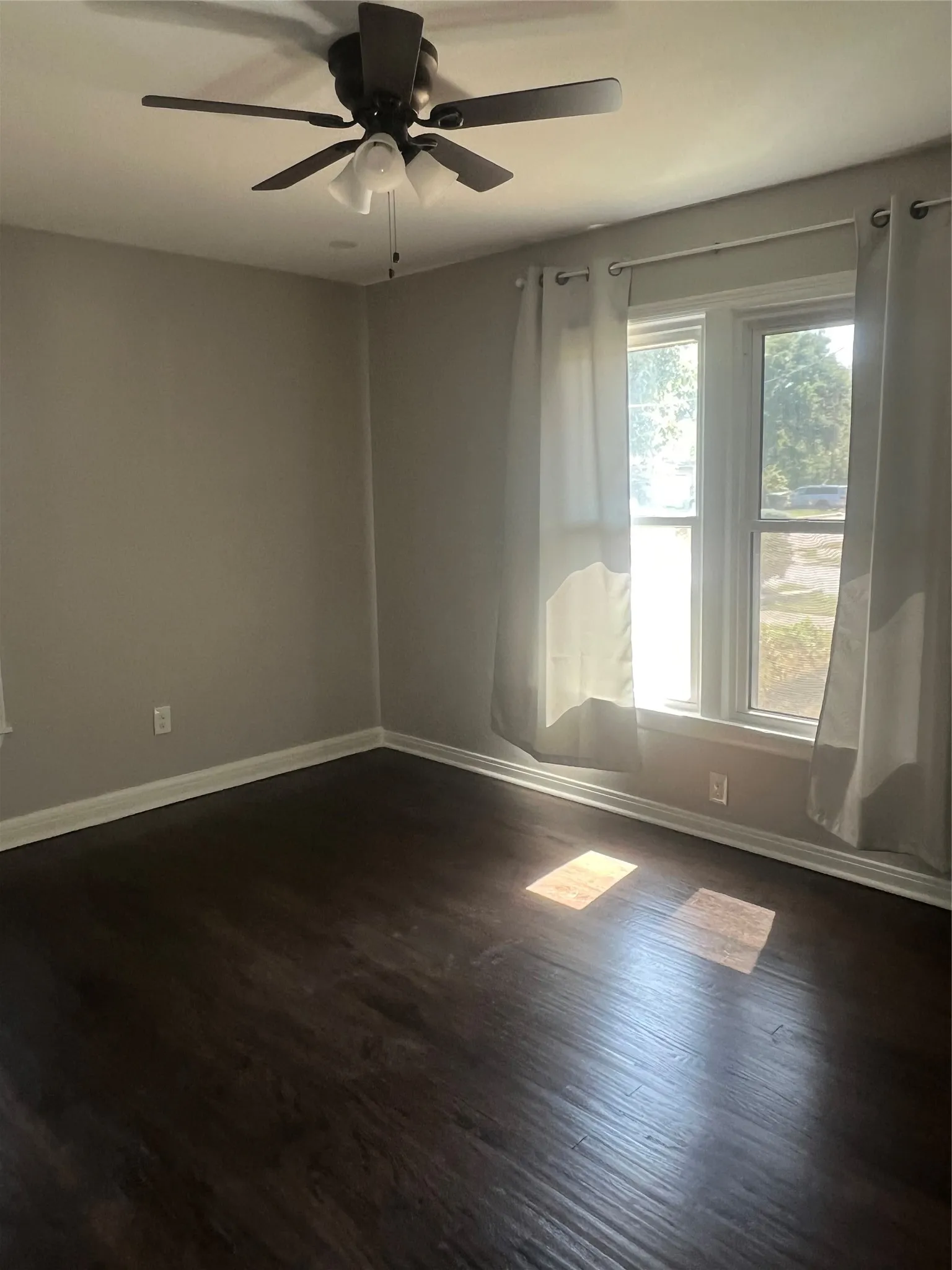 Single Family Residence For Sale in Dallas County , 1021 E Russell Avenue, Carrollton, Texas 75006, 3 Bedroom, 2 Bathroom, Garage spaces, 1,306 Sqft, built in 1952, mls#21405632, Real Estate Agent in Carrollton, Homes For Sale in Dallas county, Homes For Sale in Carrollton, Realtor in Carrollton Texas, Real Estate Brokerage Independent Realty Texas, Luminita Cordes Realtor