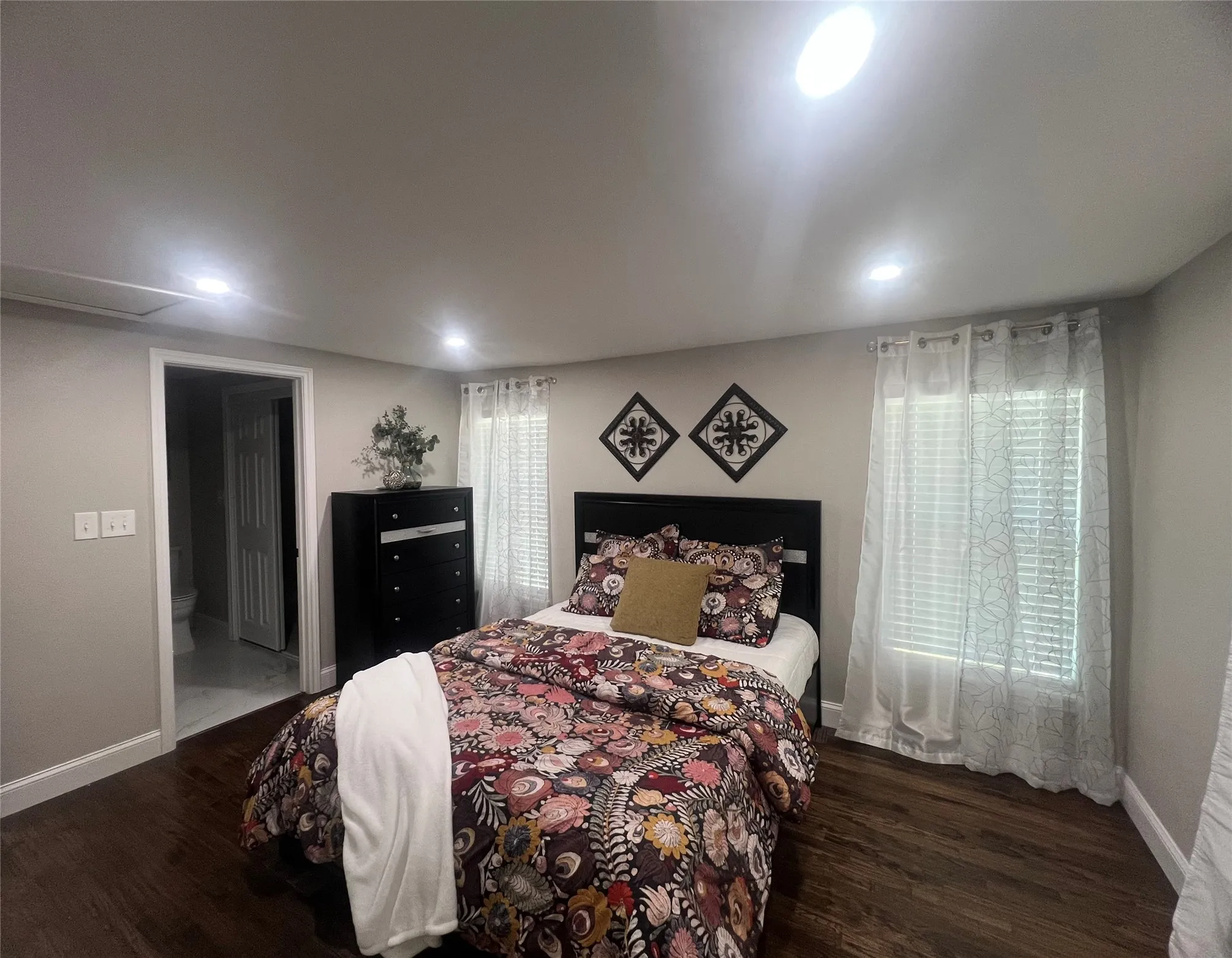 Single Family Residence For Sale in Dallas County , 1021 E Russell Avenue, Carrollton, Texas 75006, 3 Bedroom, 2 Bathroom, Garage spaces, 1,306 Sqft, built in 1952, mls#21405632, Real Estate Agent in Carrollton, Homes For Sale in Dallas county, Homes For Sale in Carrollton, Realtor in Carrollton Texas, Real Estate Brokerage Independent Realty Texas, Luminita Cordes Realtor