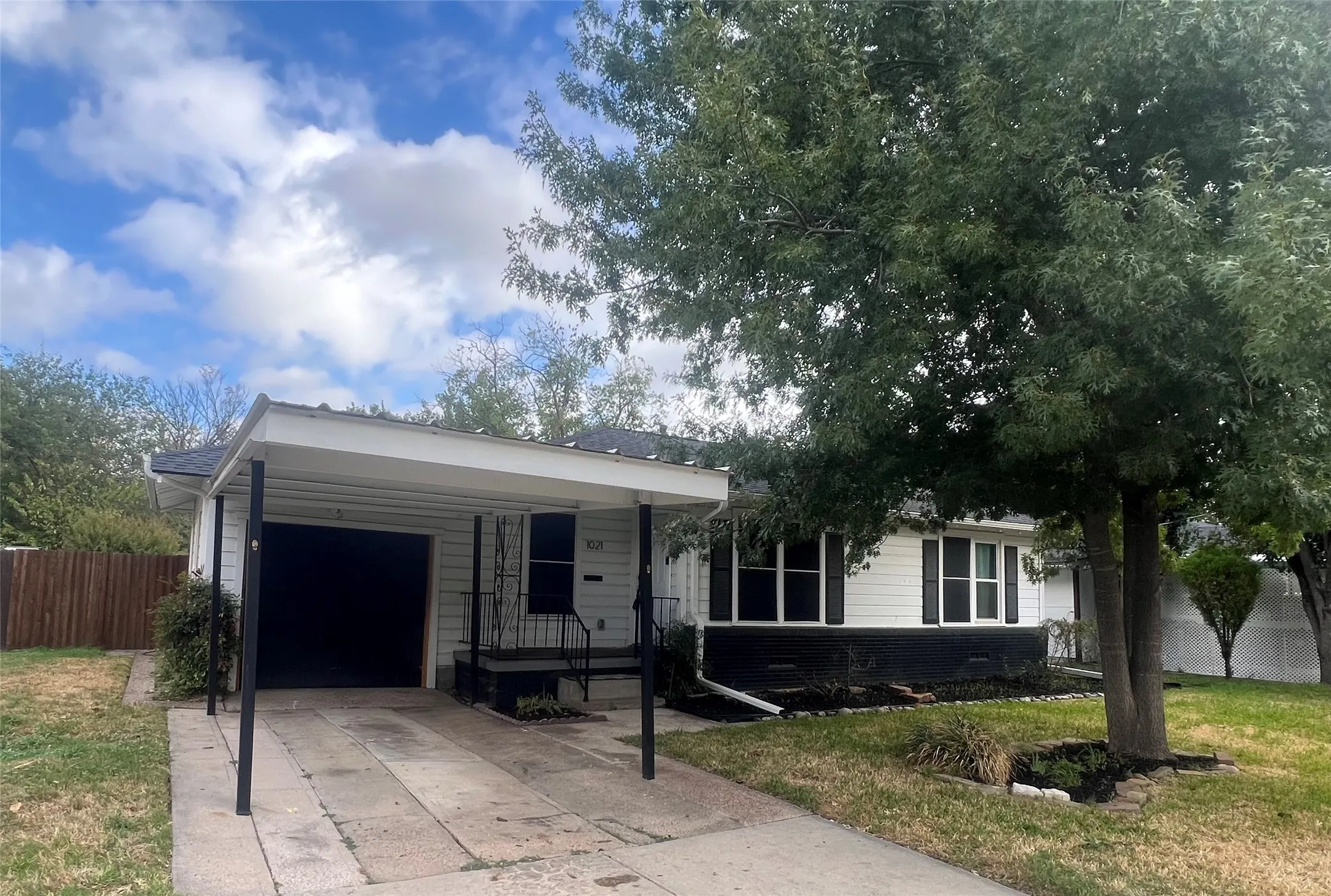 Single Family Residence For Sale in Dallas County , 1021 E Russell Avenue, Carrollton, Texas 75006, 3 Bedroom, 2 Bathroom, Garage spaces, 1,306 Sqft, built in 1952, mls#21405632, Real Estate Agent in Carrollton, Homes For Sale in Dallas county, Homes For Sale in Carrollton, Realtor in Carrollton Texas, Real Estate Brokerage Independent Realty Texas, Luminita Cordes Realtor