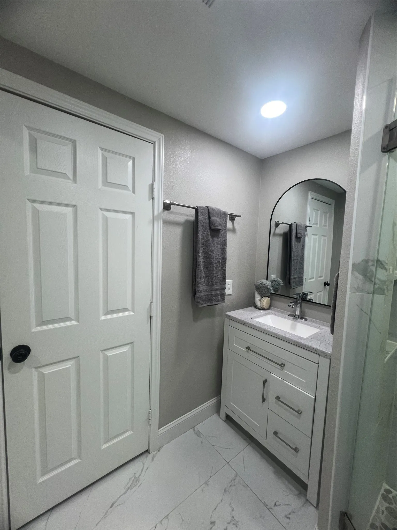 Single Family Residence For Sale in Dallas County , 1021 E Russell Avenue, Carrollton, Texas 75006, 3 Bedroom, 2 Bathroom, Garage spaces, 1,306 Sqft, built in 1952, mls#21405632, Real Estate Agent in Carrollton, Homes For Sale in Dallas county, Homes For Sale in Carrollton, Realtor in Carrollton Texas, Real Estate Brokerage Independent Realty Texas, Luminita Cordes Realtor